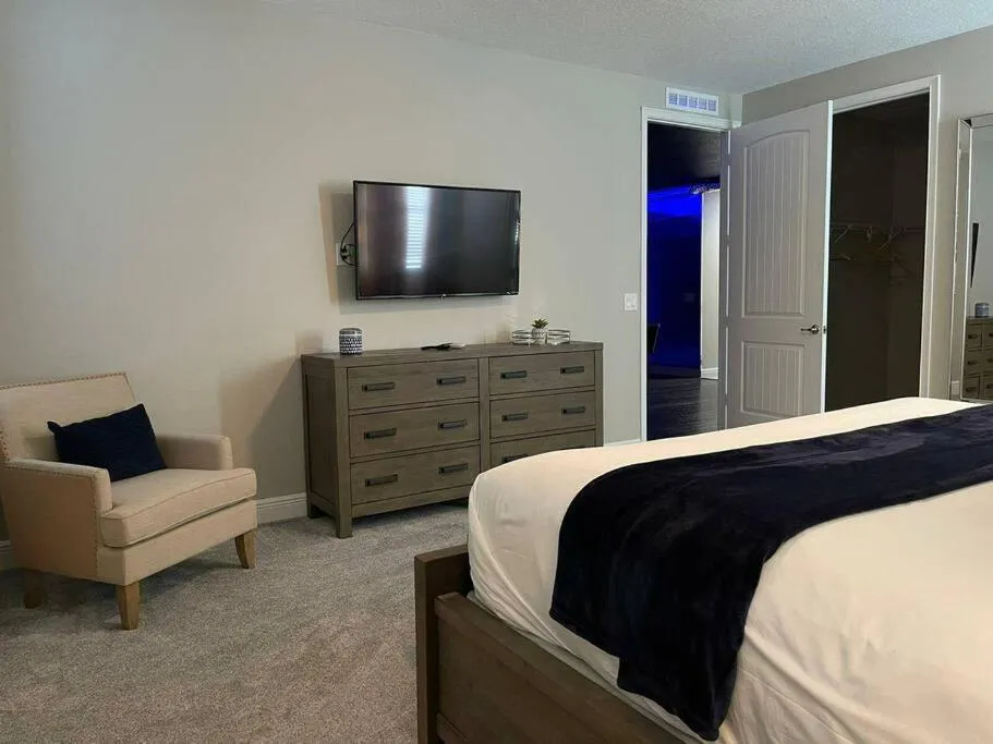 Bed in Spectacular 12-Bed Mansion with game room