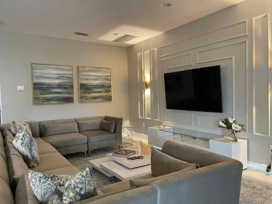 TV and multimedia in Spectacular 12-Bed Mansion with game room