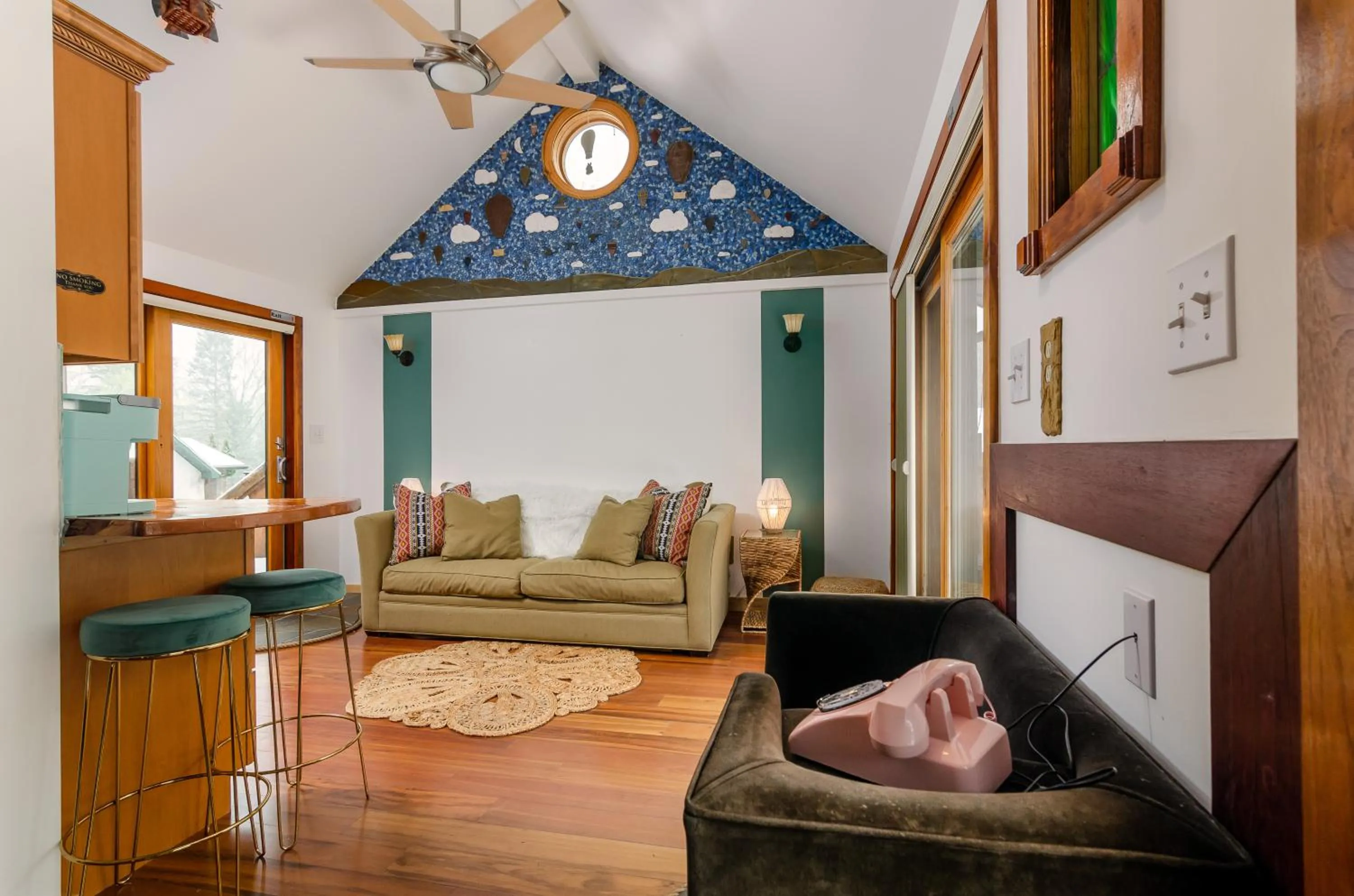 Seating area in New Park Venue & Suites