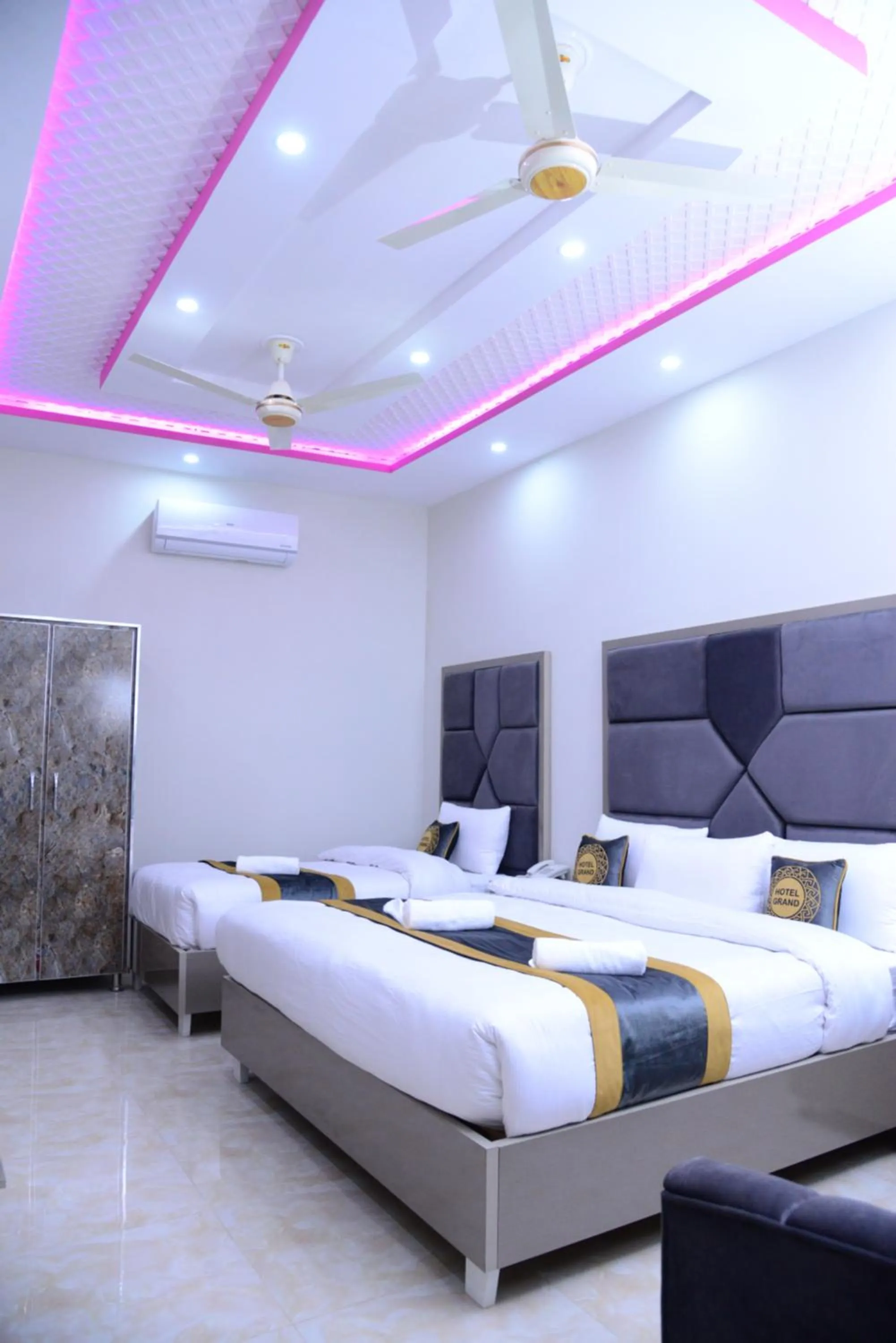 Bed in Hotel Grand Lahore