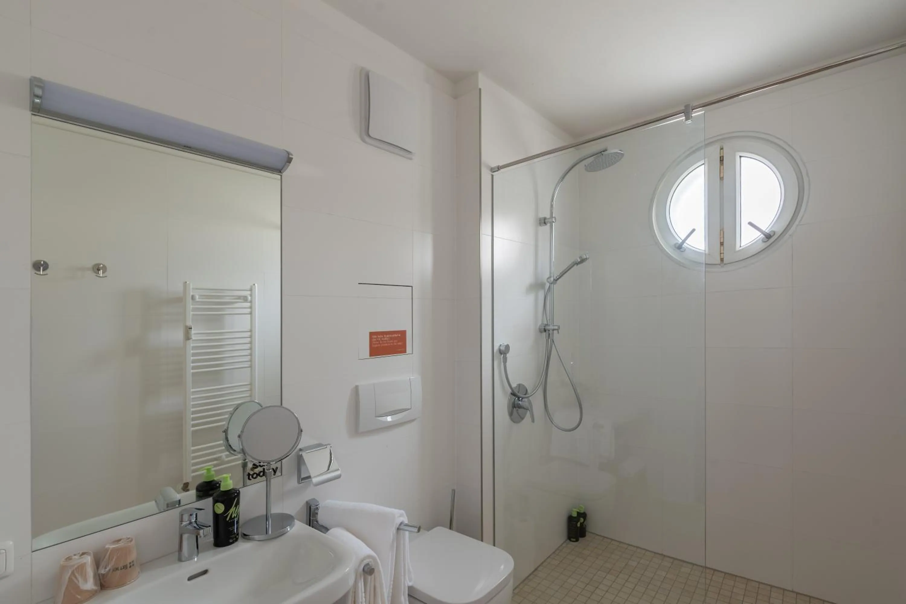 Shower in Limehome Linz Friedrichstraße