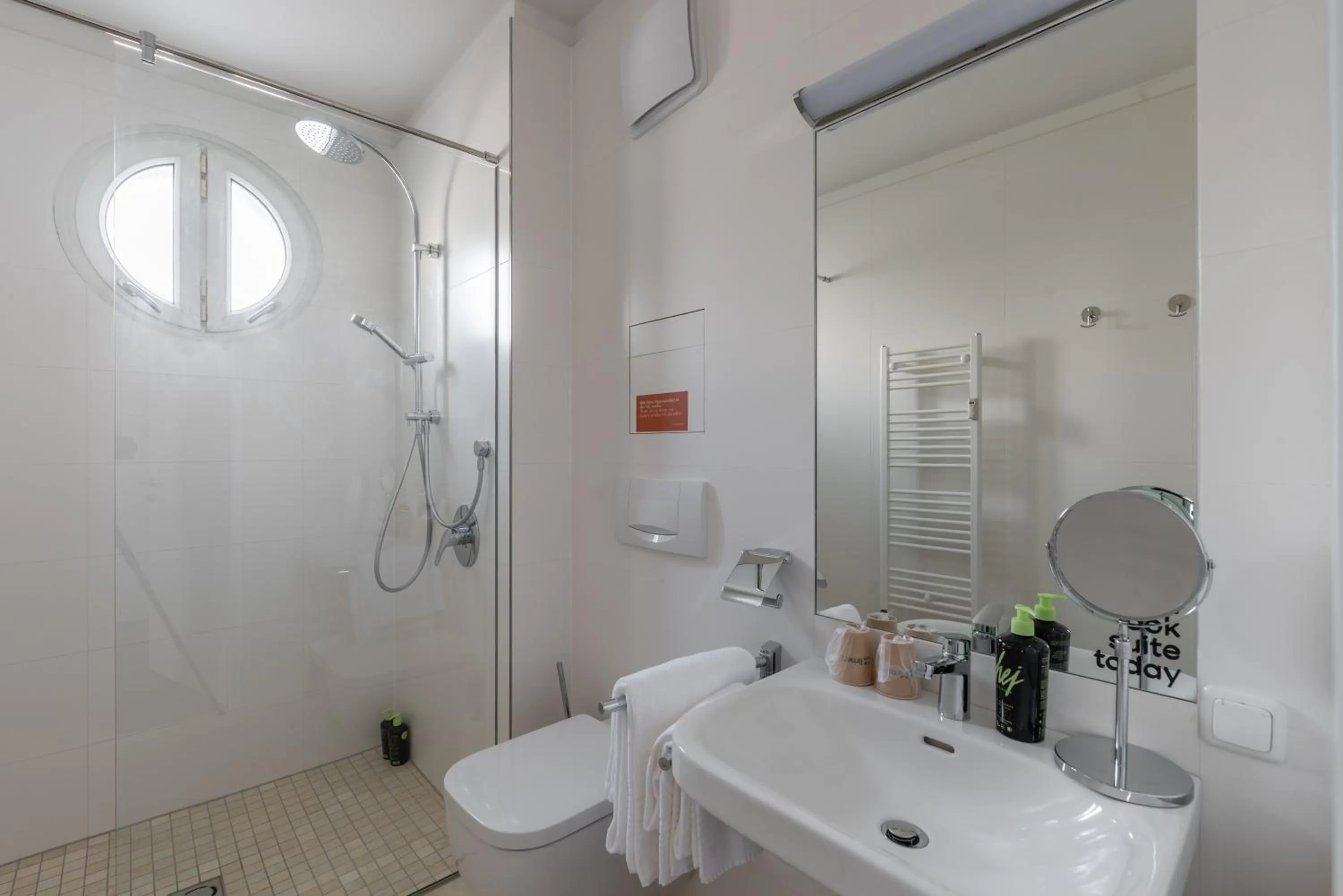 Shower in Limehome Linz Friedrichstraße