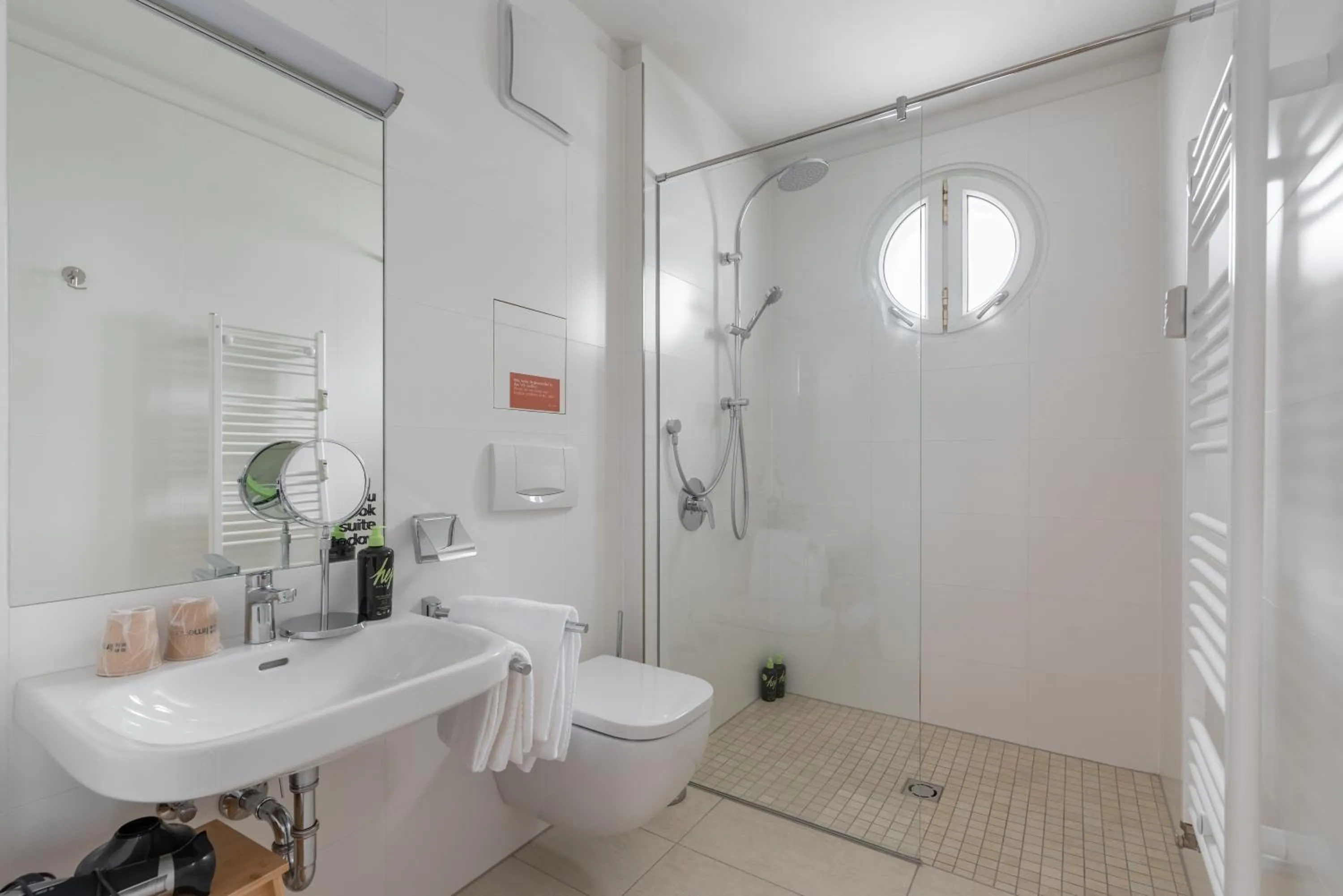 Shower in Limehome Linz Friedrichstraße