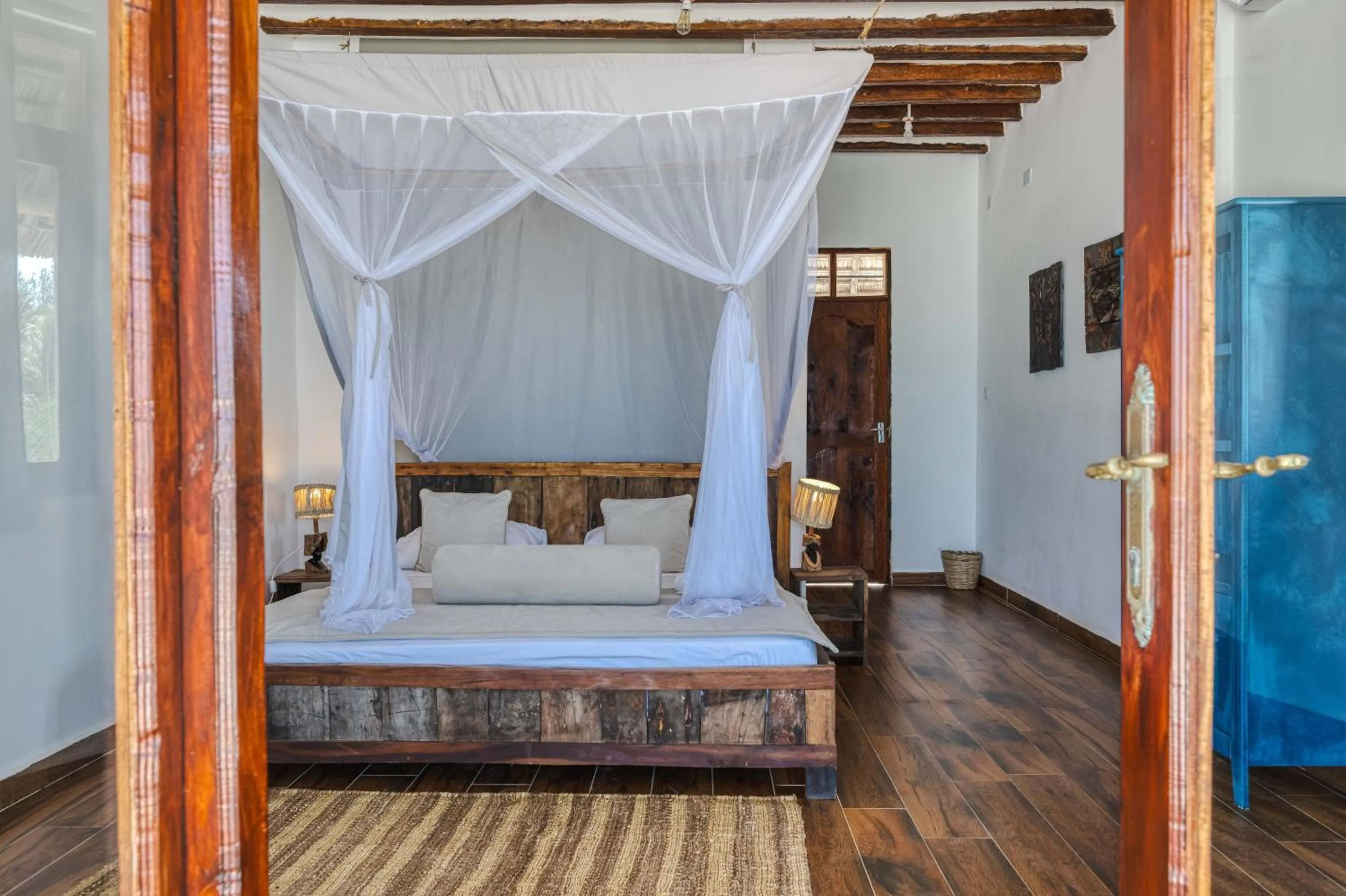 Bed in Cinnamon Hotel