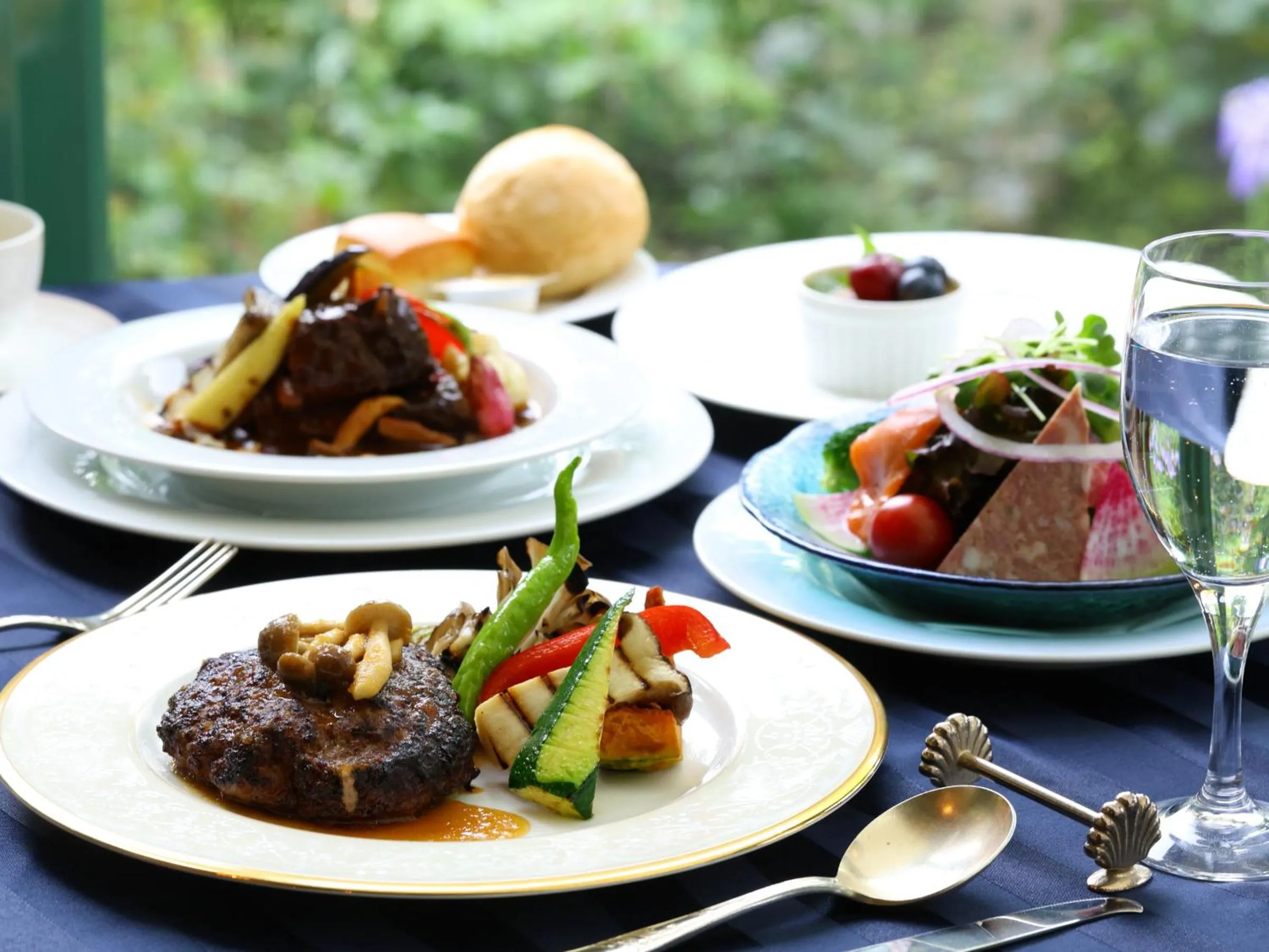 Restaurant/places to eat in Petit Hotel & Restaurant Old Age