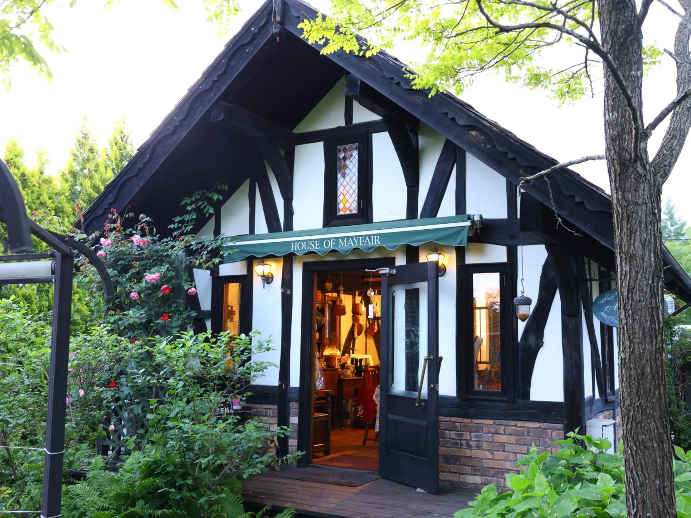 Area and facilities in Petit Hotel & Restaurant Old Age