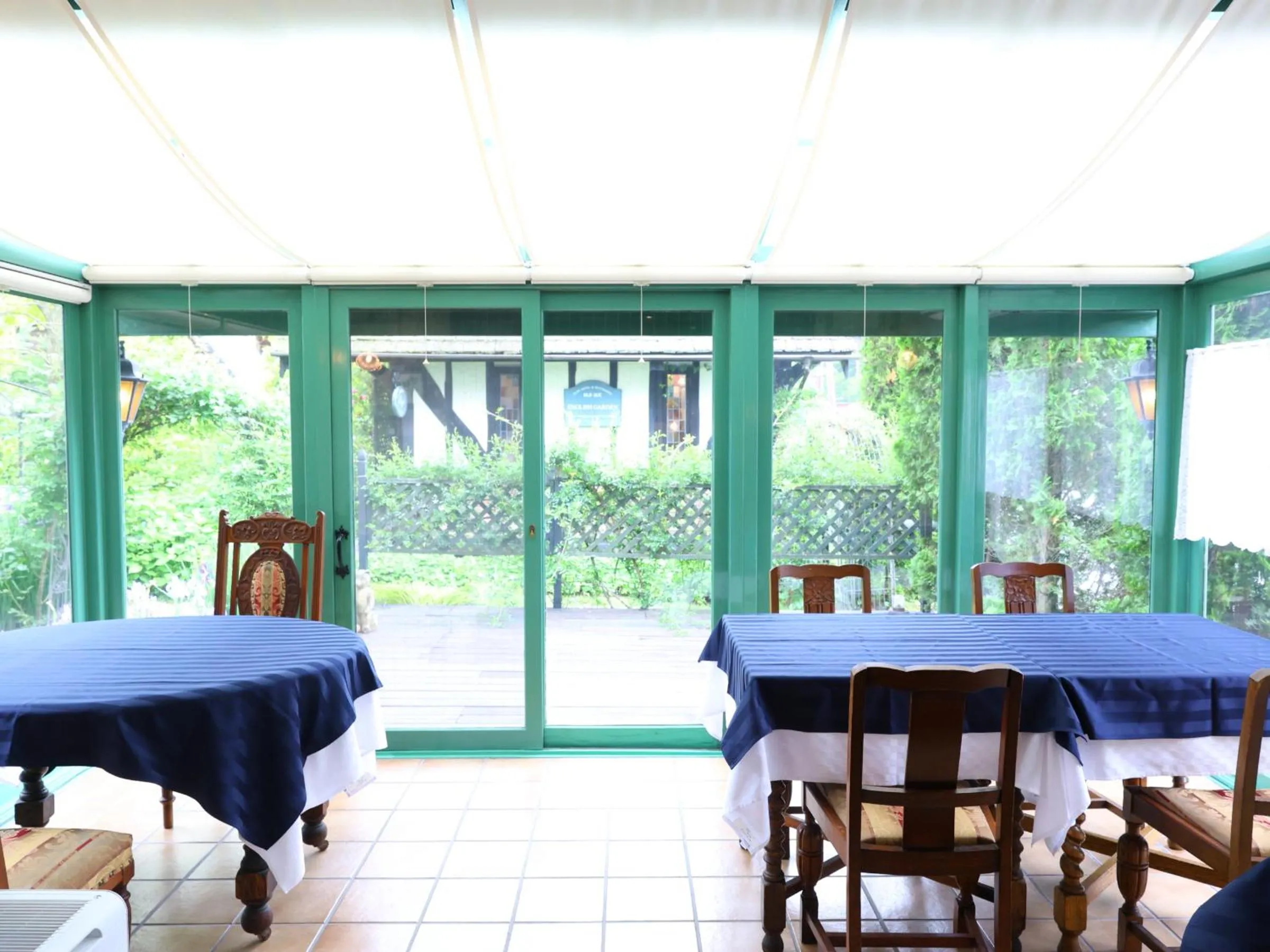 Restaurant/places to eat in Petit Hotel & Restaurant Old Age