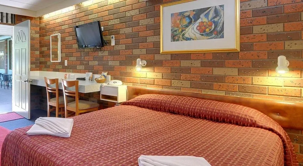 Bed in Cedar Lodge Motel