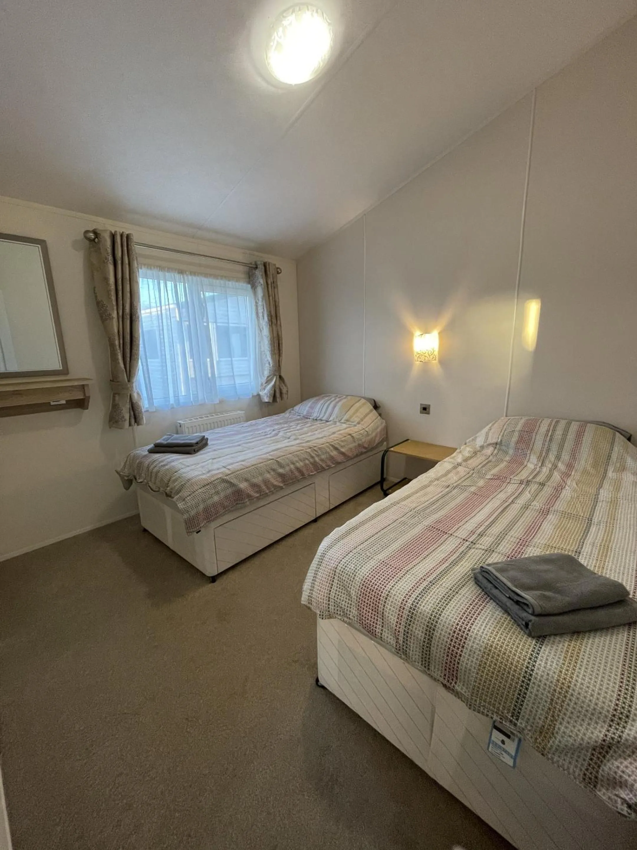 Bedroom, Bed in Romney Lodge