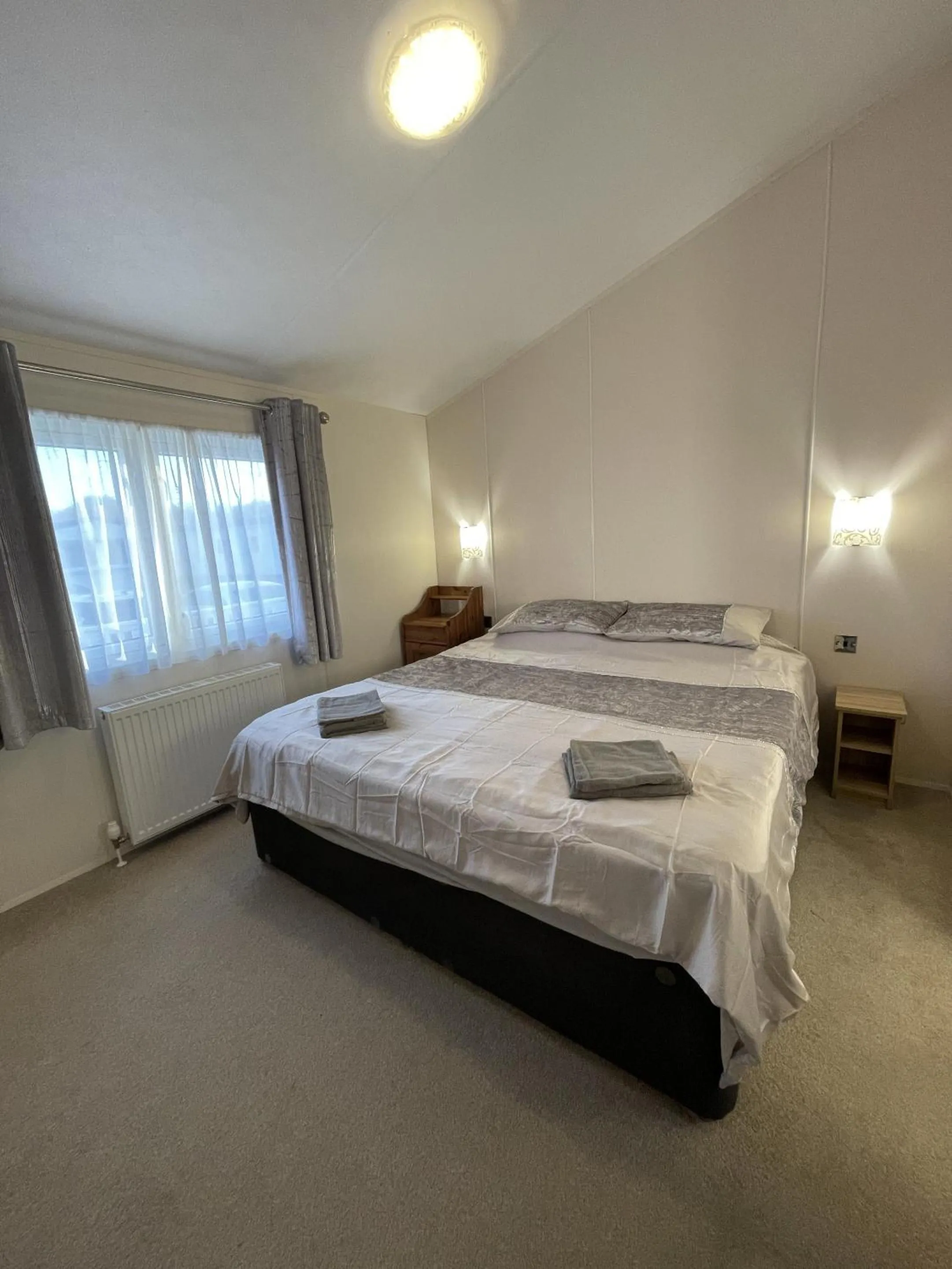 Bedroom, Bed in Romney Lodge