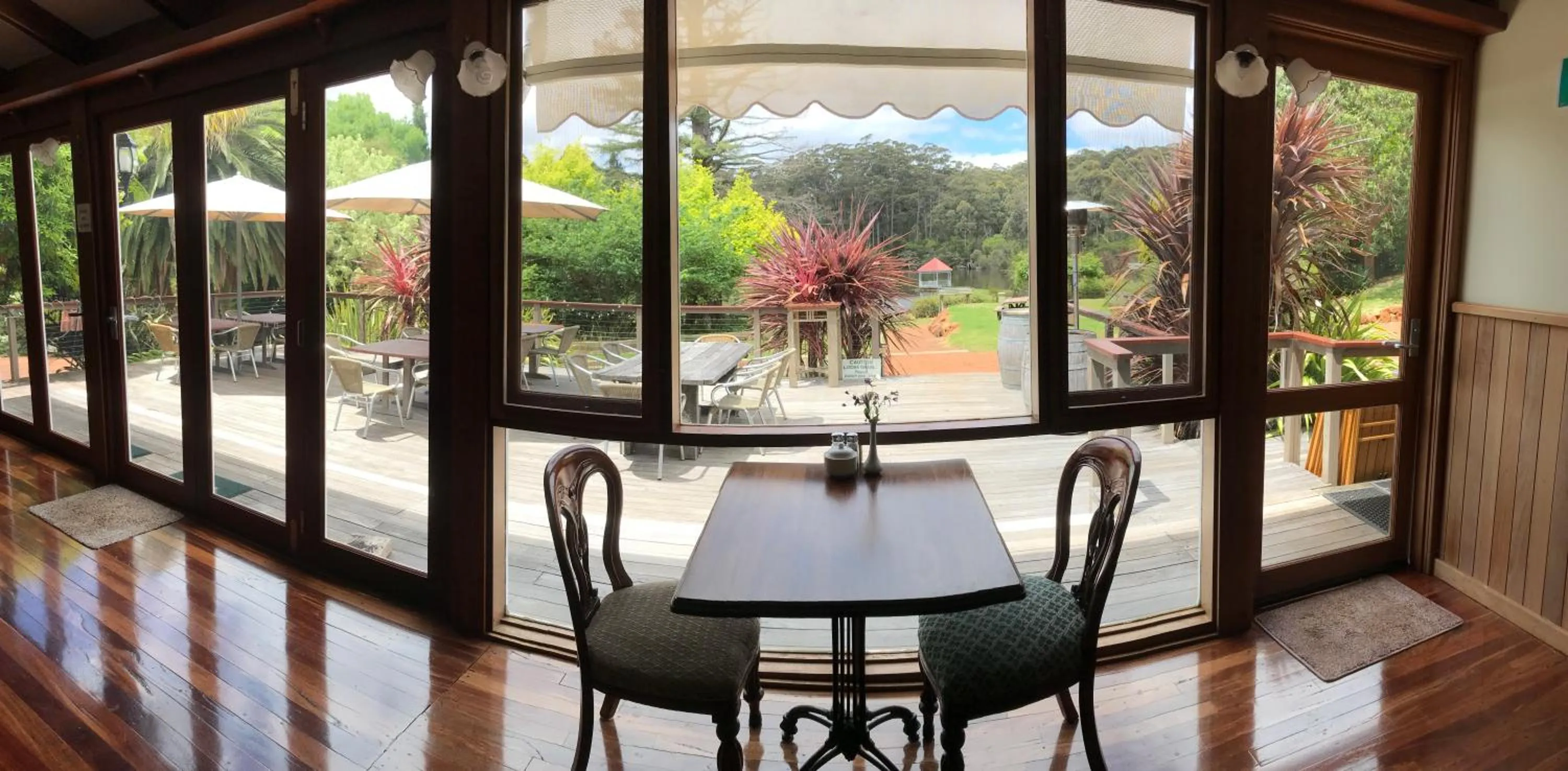 Restaurant/places to eat in Forest Lodge Resort