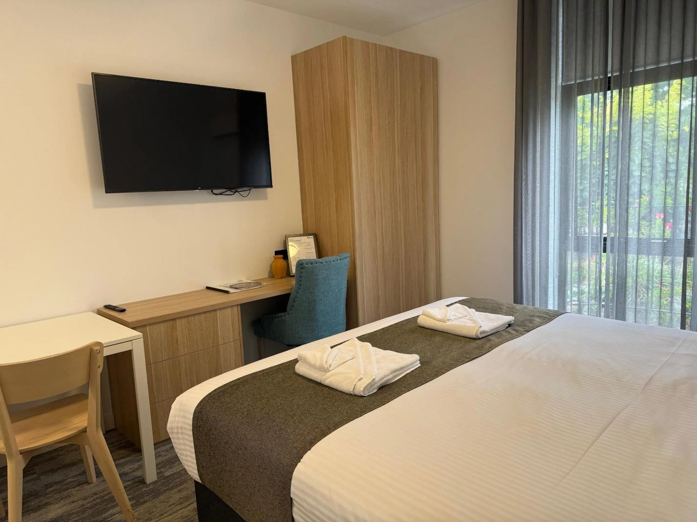 TV and multimedia, Bed in The Osmond Motel & Apartments