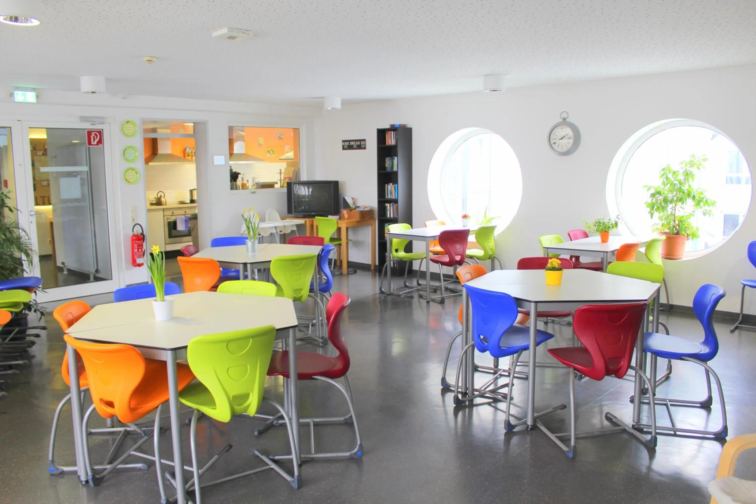 Communal lounge/ TV room in StayInn Hostel und Gästehaus