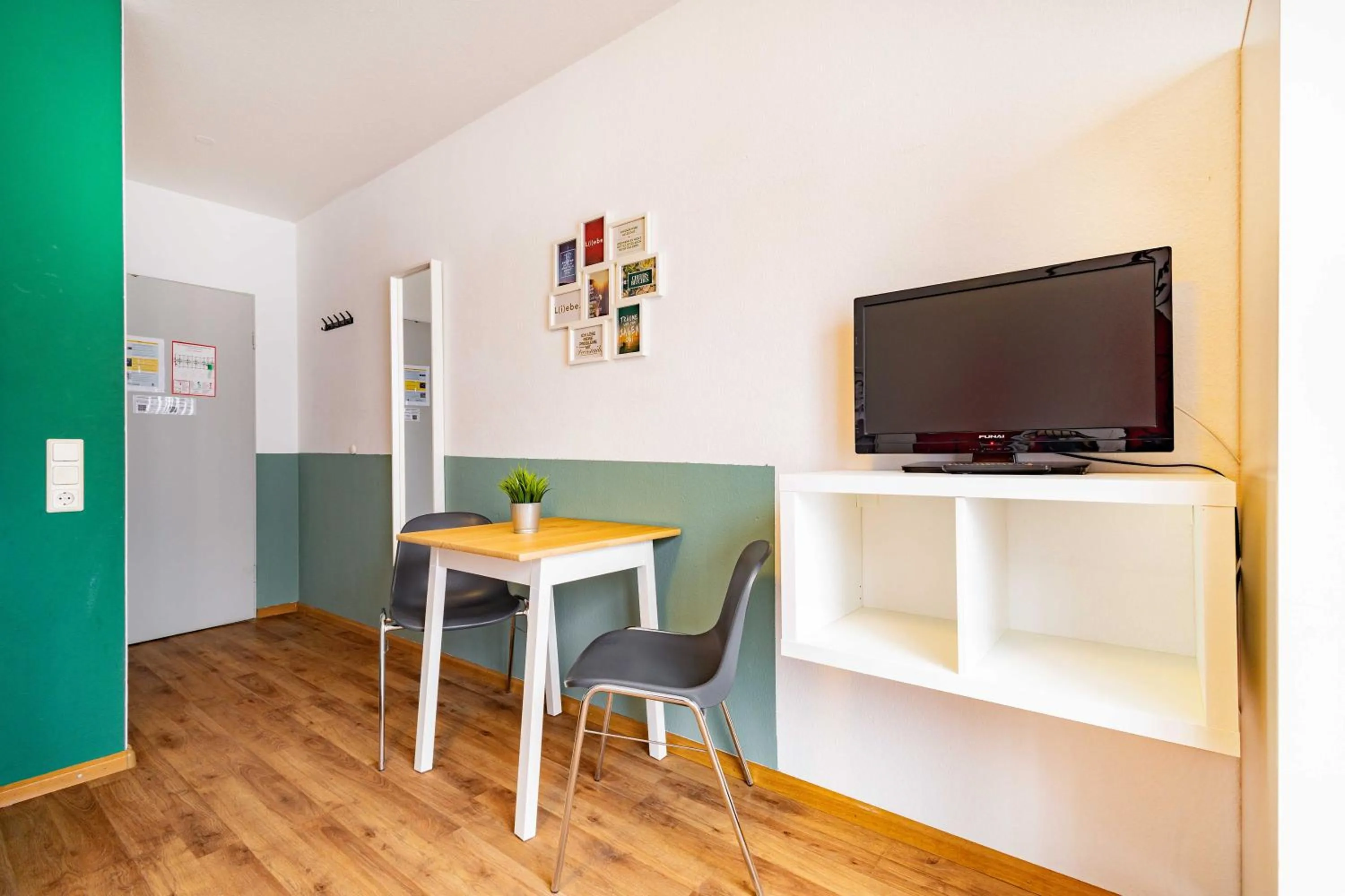 TV and multimedia in StayInn Hostel und Gästehaus