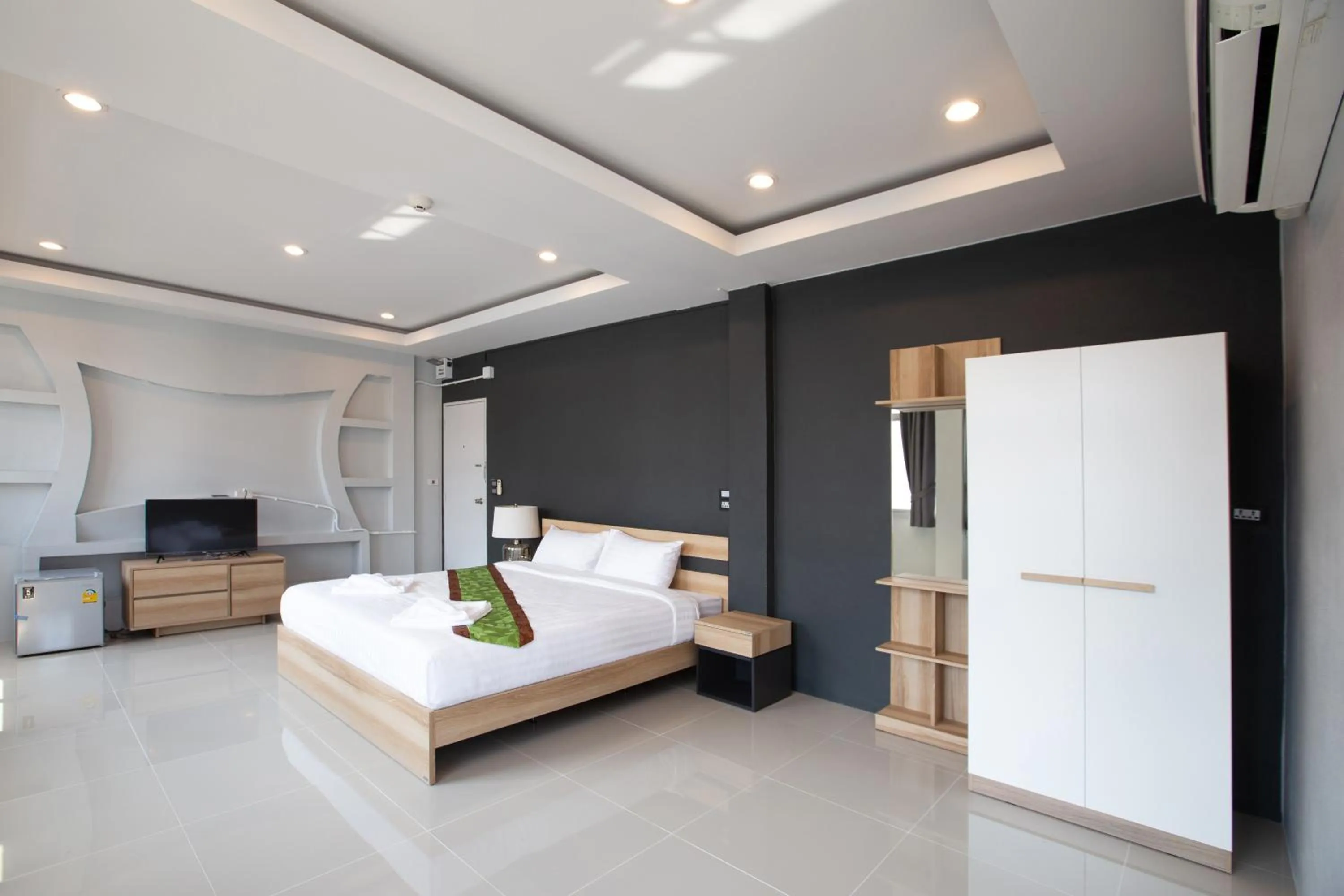 Bed in 185@Surawong Residence