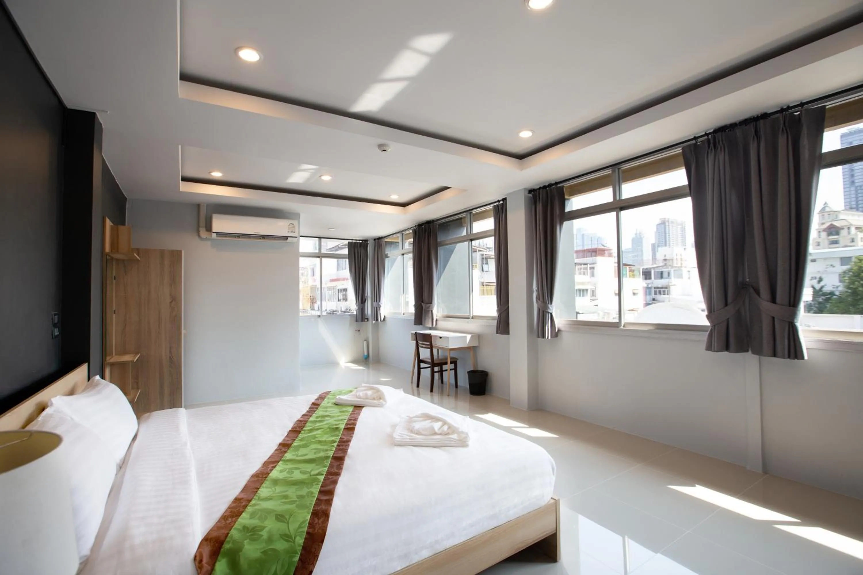 Bed in 185@Surawong Residence