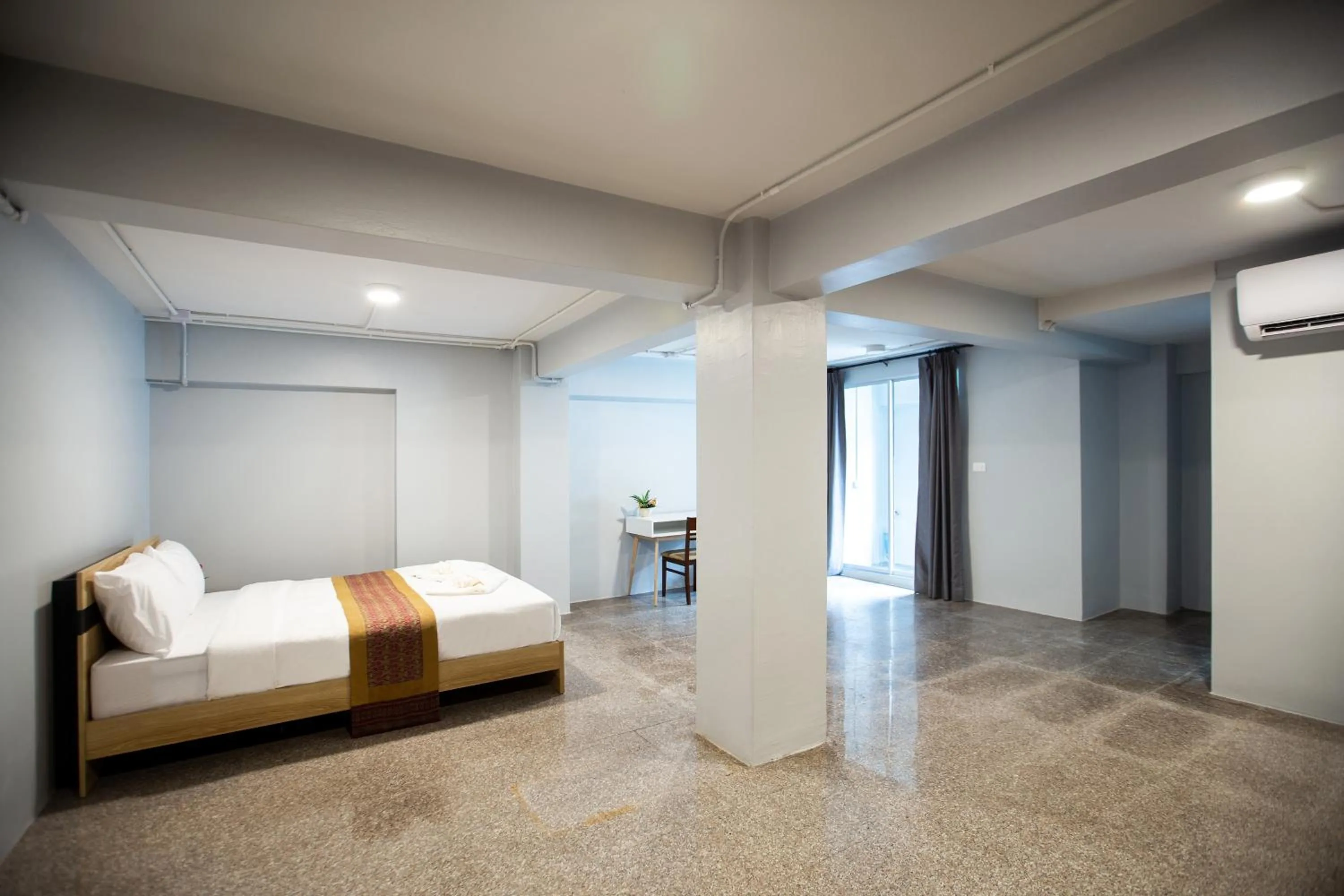 Bed in 185@Surawong Residence