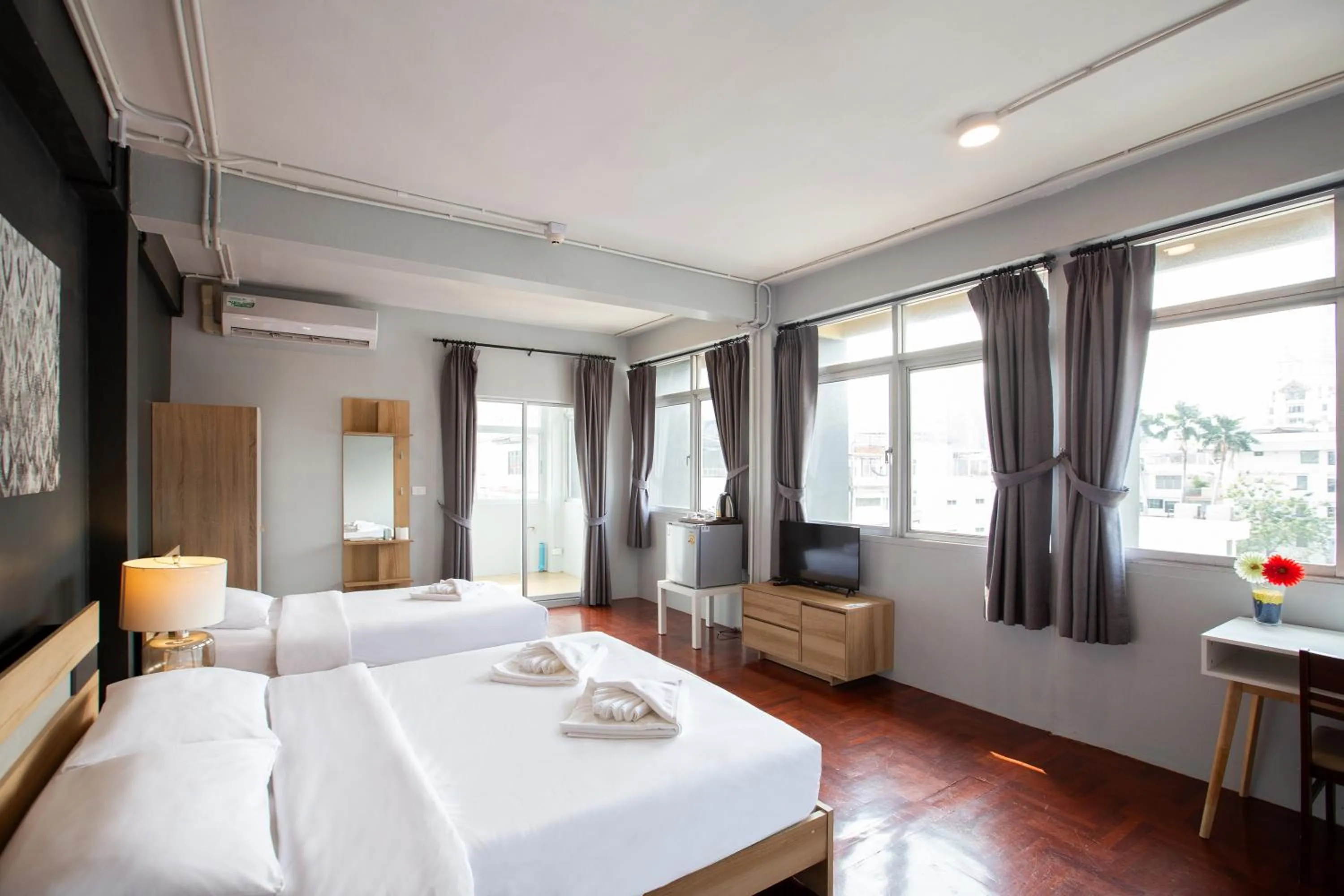 Bed in 185@Surawong Residence