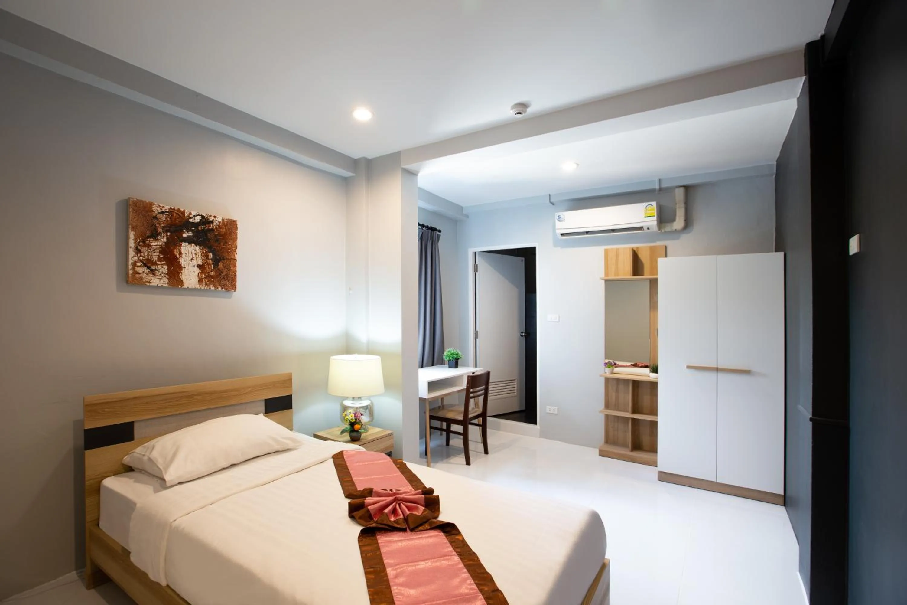 Bed in 185@Surawong Residence