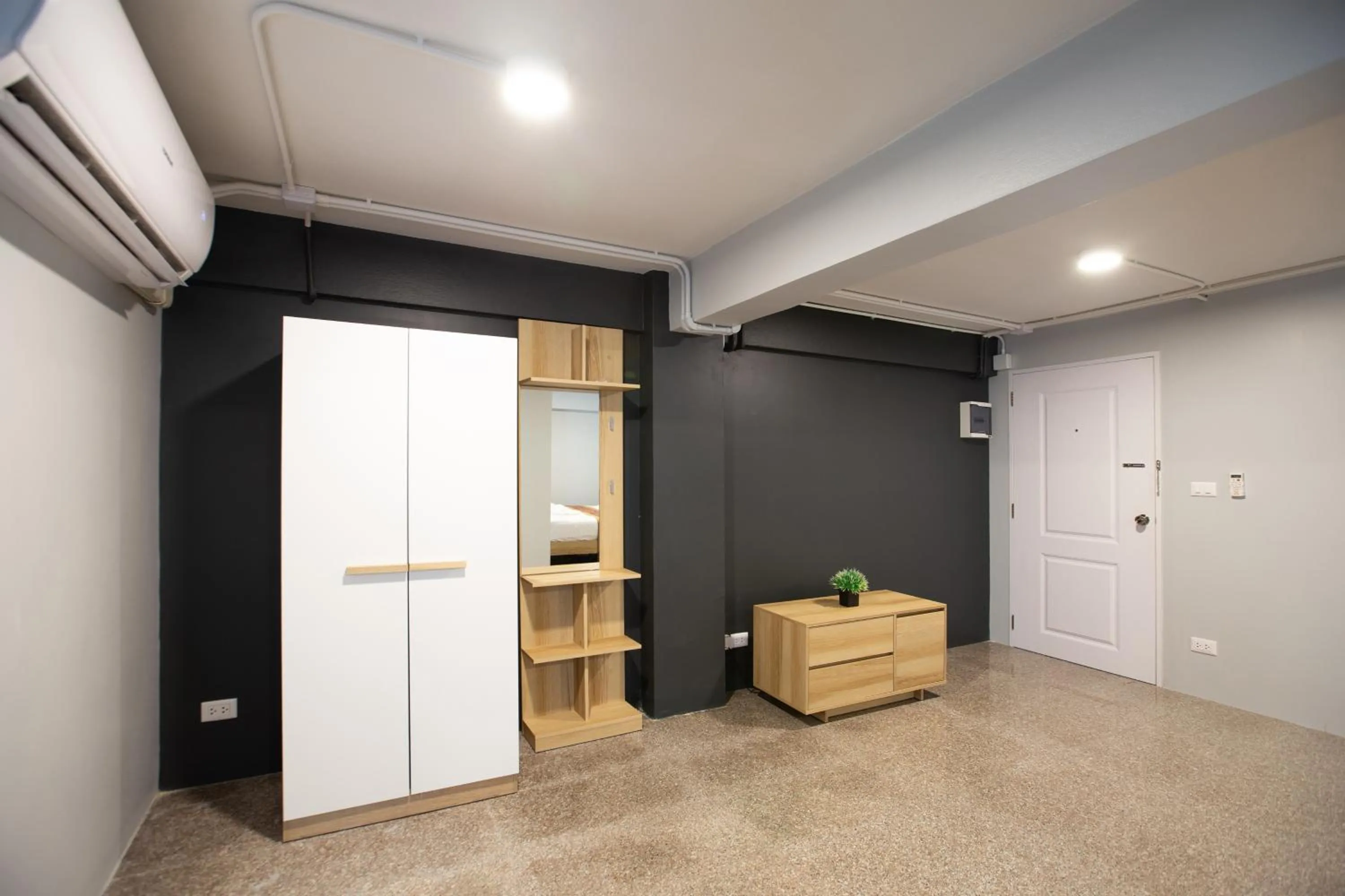 Bed in 185@Surawong Residence