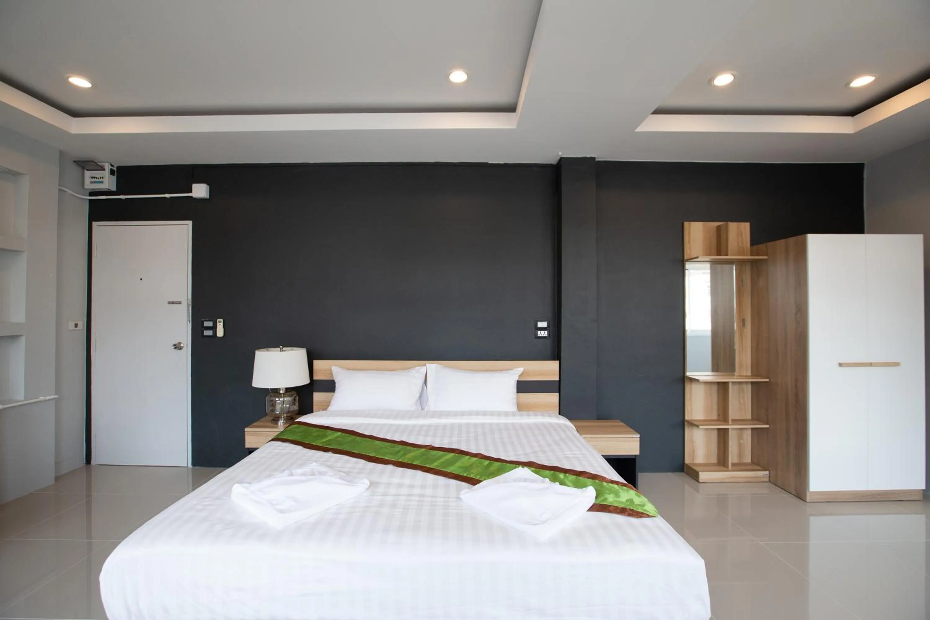 Bed in 185@Surawong Residence