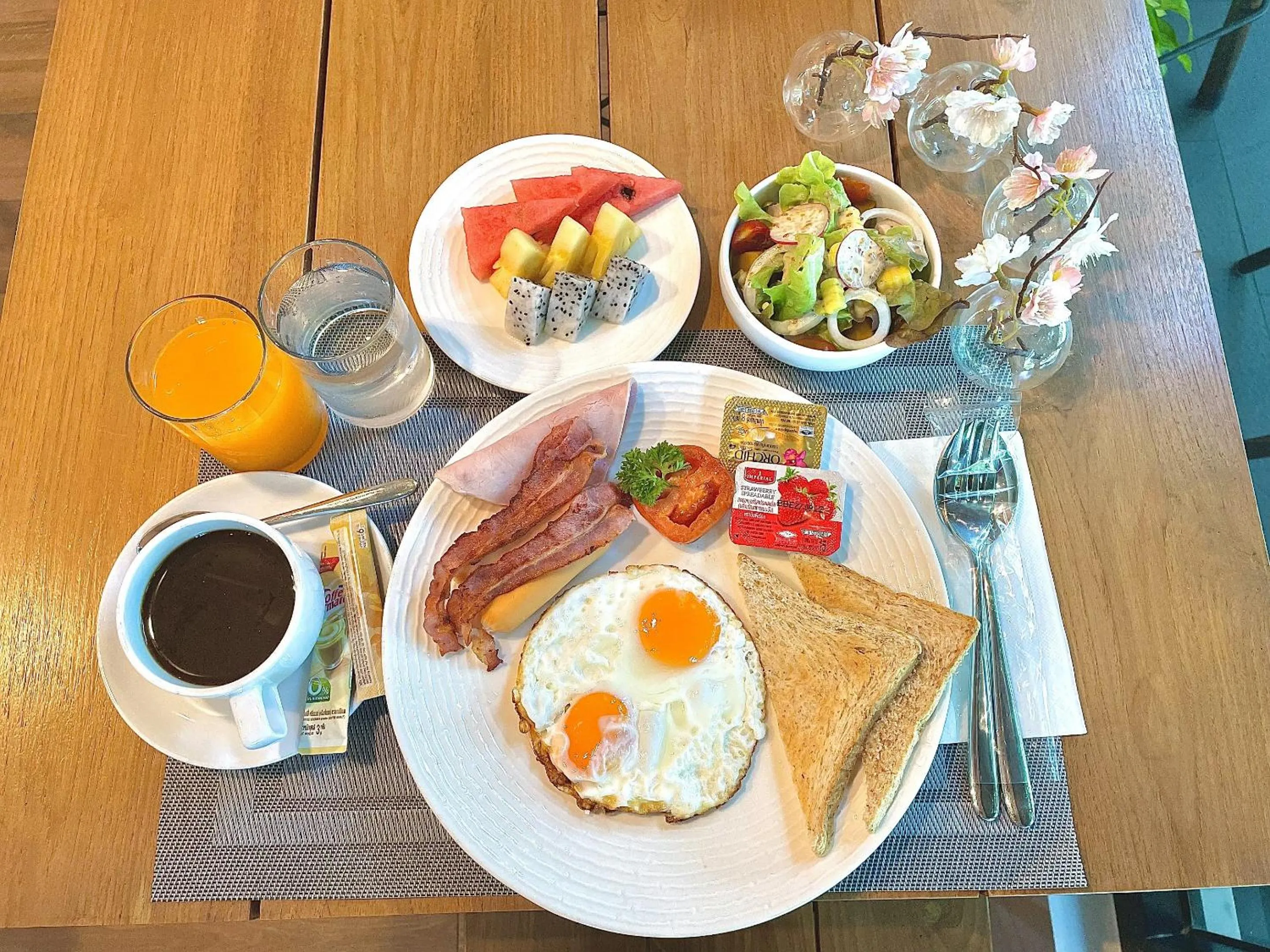 Restaurant/places to eat in The Poem Hotel