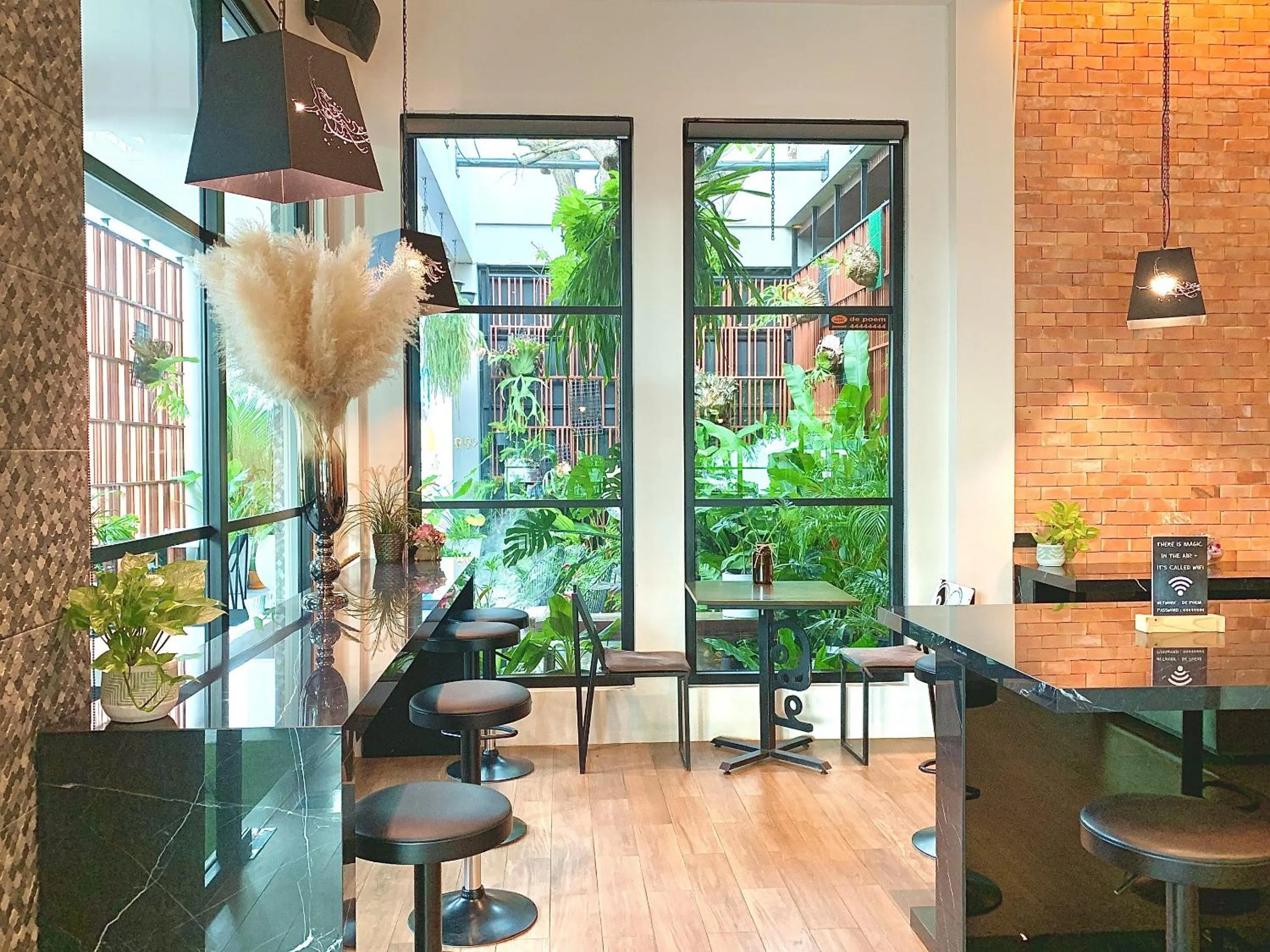 Restaurant/places to eat in The Poem Hotel