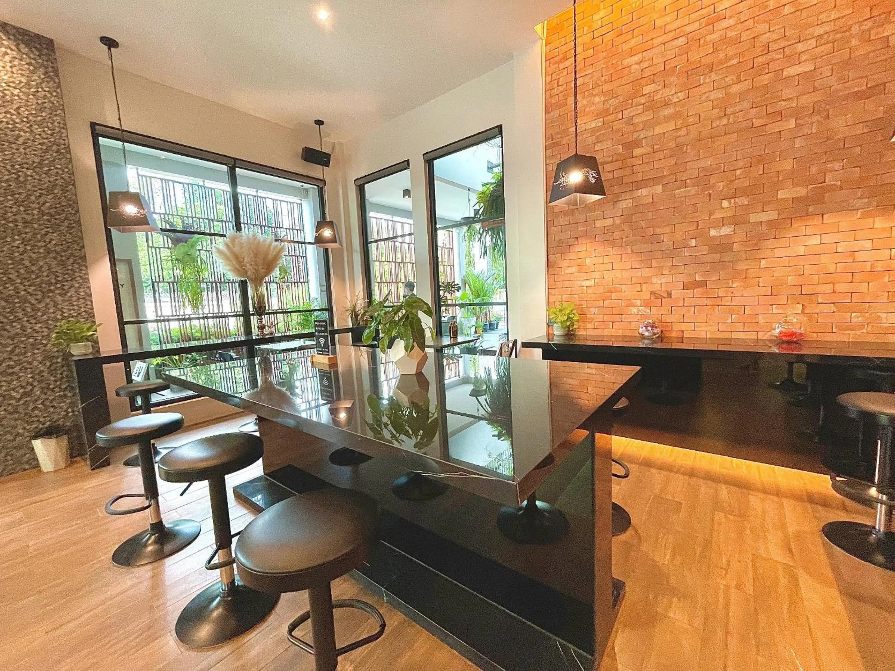 Restaurant/places to eat in The Poem Hotel