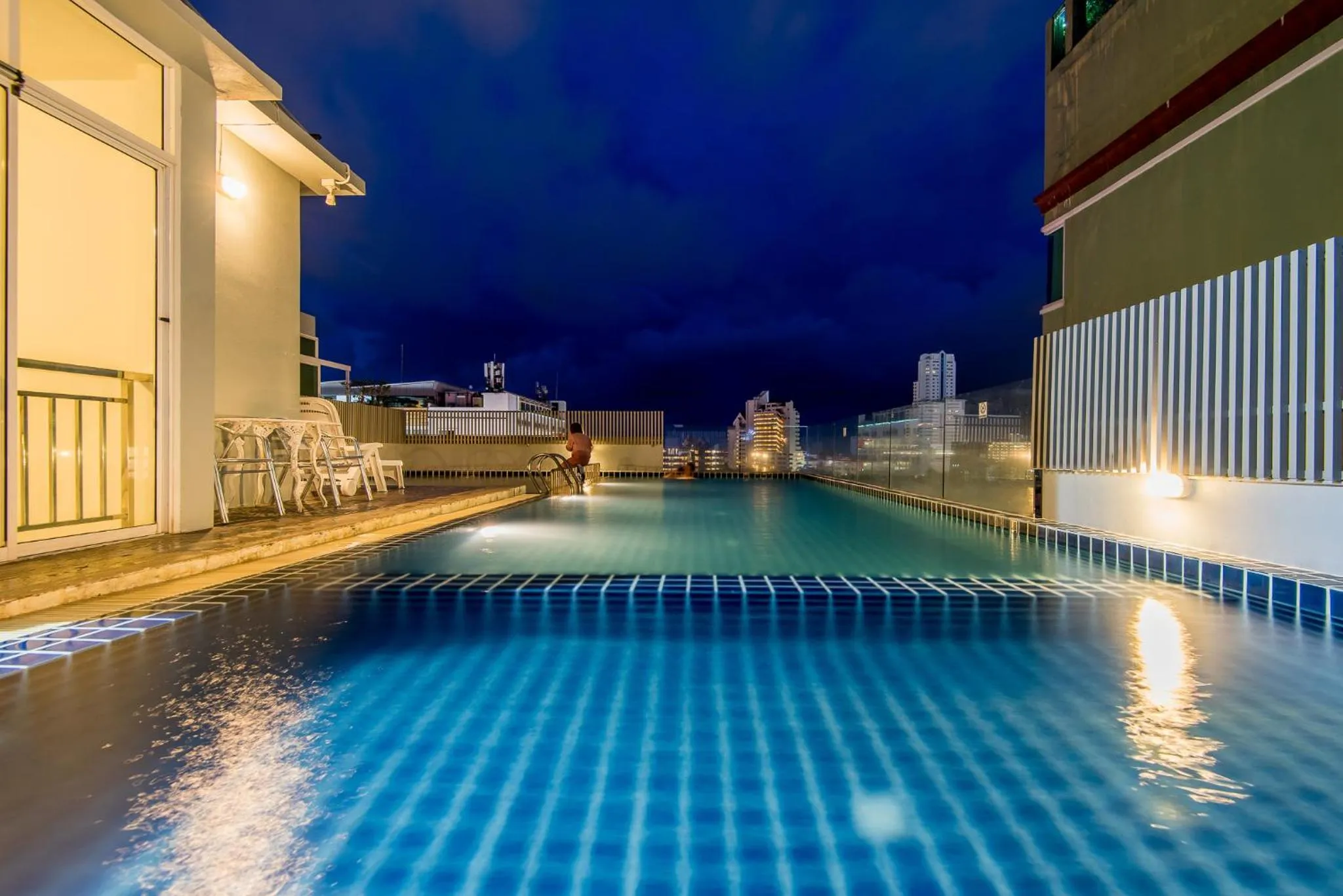 Swimming pool in Hallo Patong Hotel