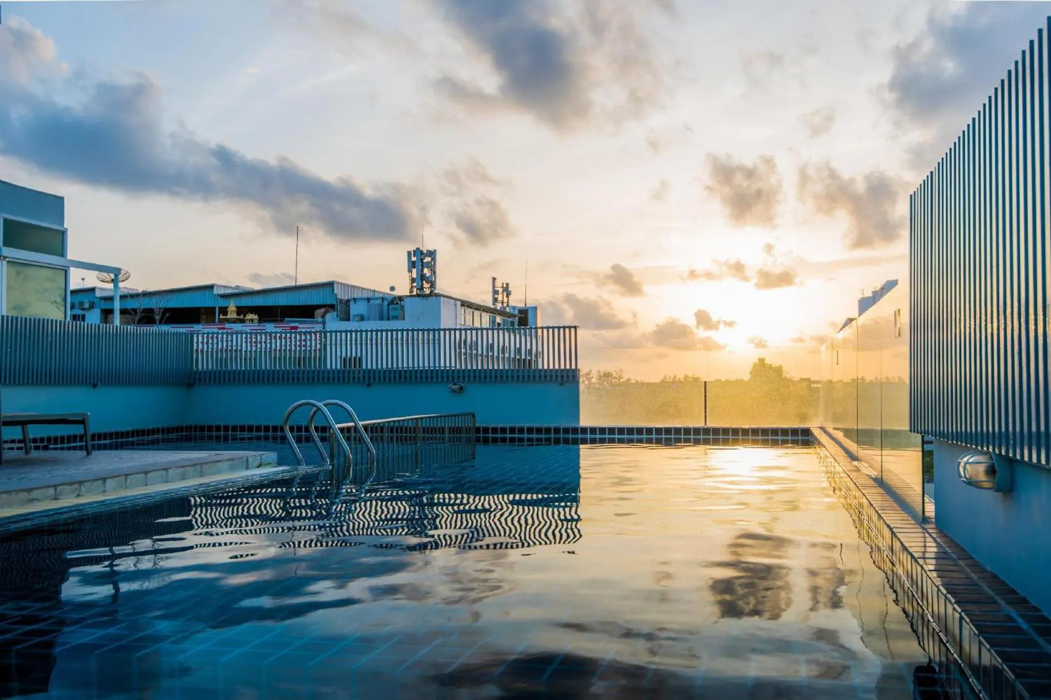 Swimming pool in Hallo Patong Hotel