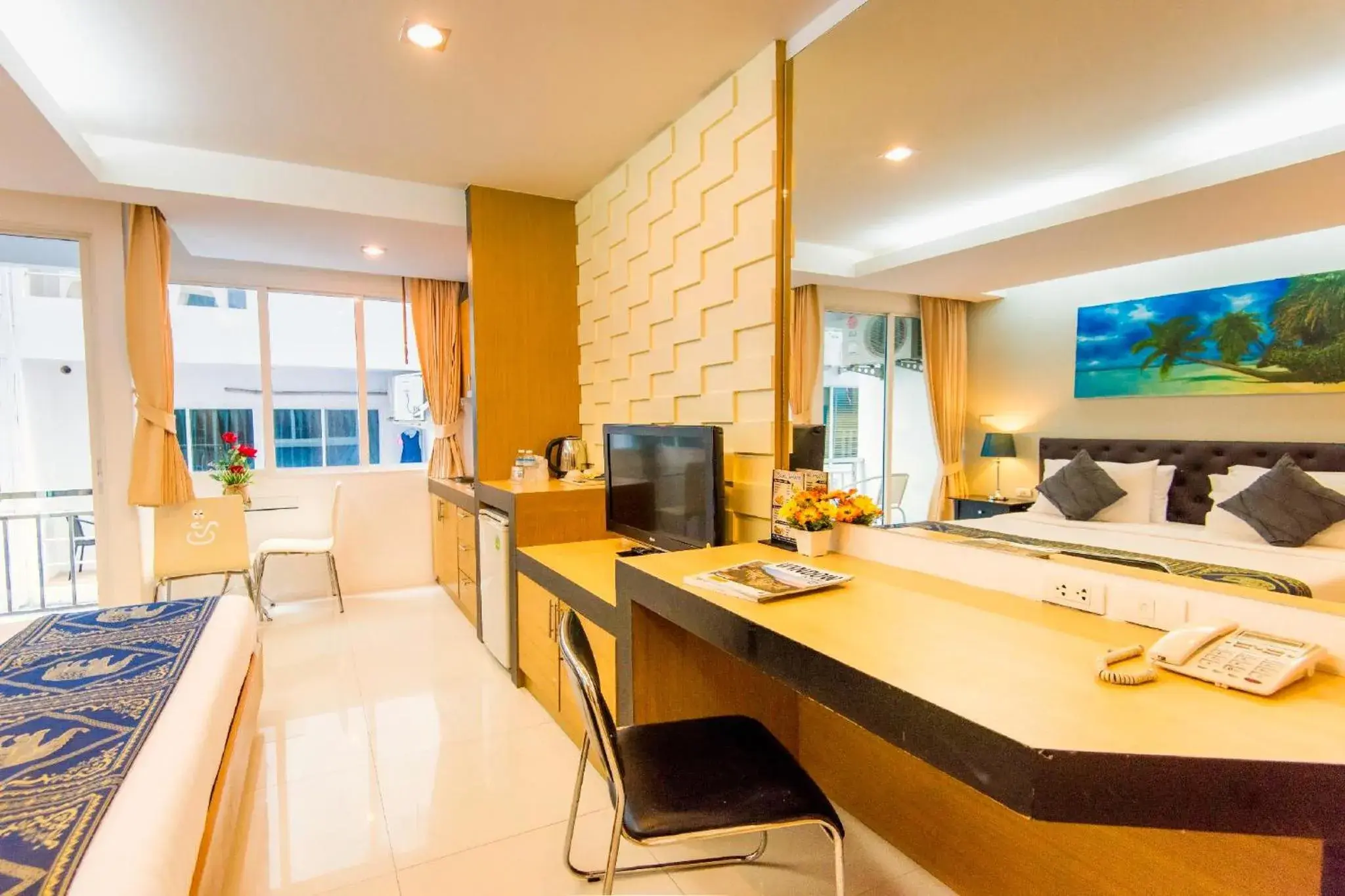Deluxe King Room - single occupancy in Hallo Patong Hotel Deluxe King Room - single occupancy in Hallo Patong Hotel