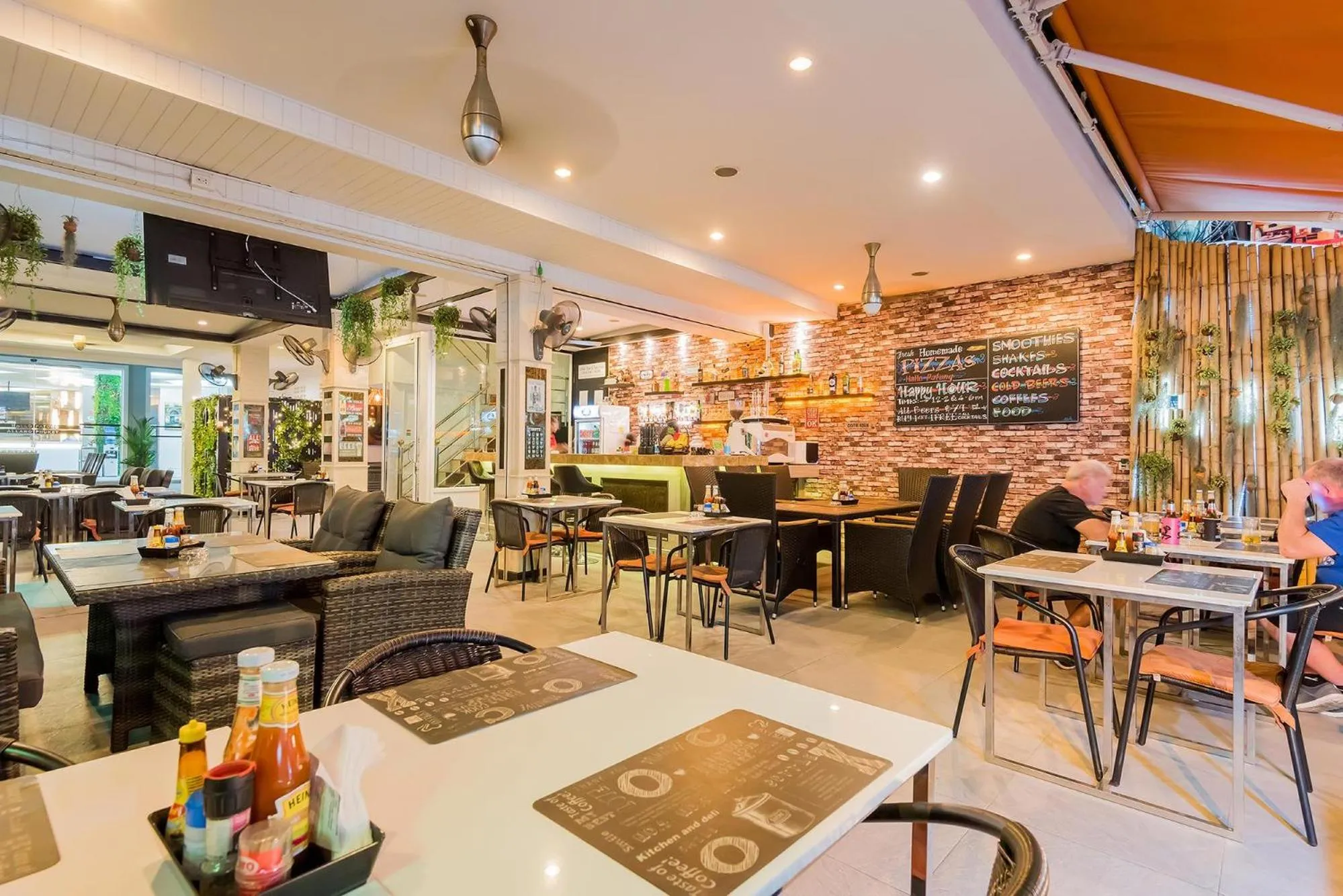 Restaurant/places to eat in Hallo Patong Hotel