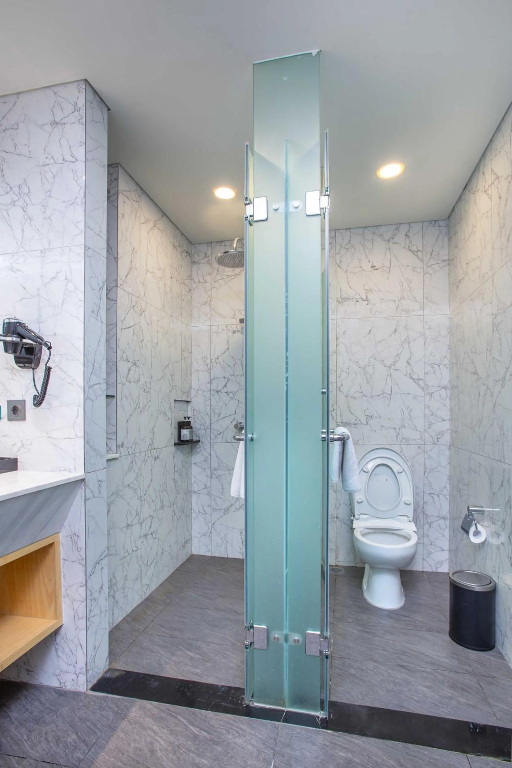 Bathroom in THE 1O1 Jakarta Airport CBC