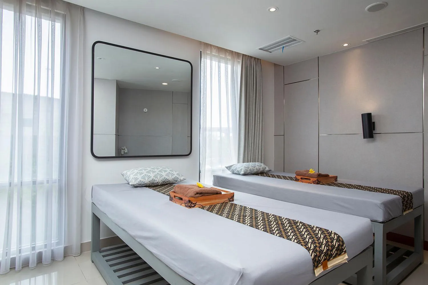 Spa and wellness centre/facilities, Bed in THE 1O1 Jakarta Airport CBC