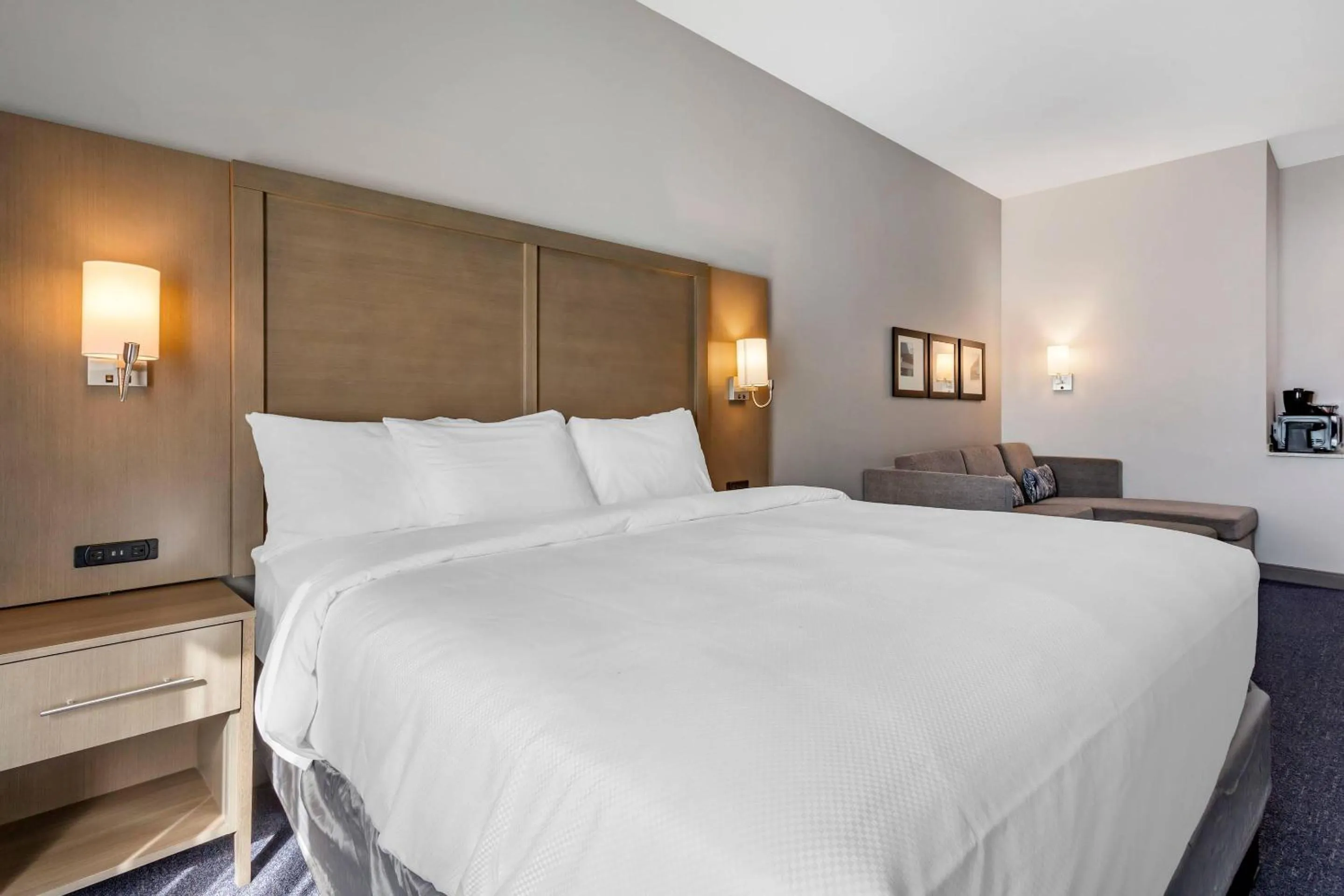 Bedroom, Bed in Comfort Suites Scottsdale Talking Stick Entertainment District