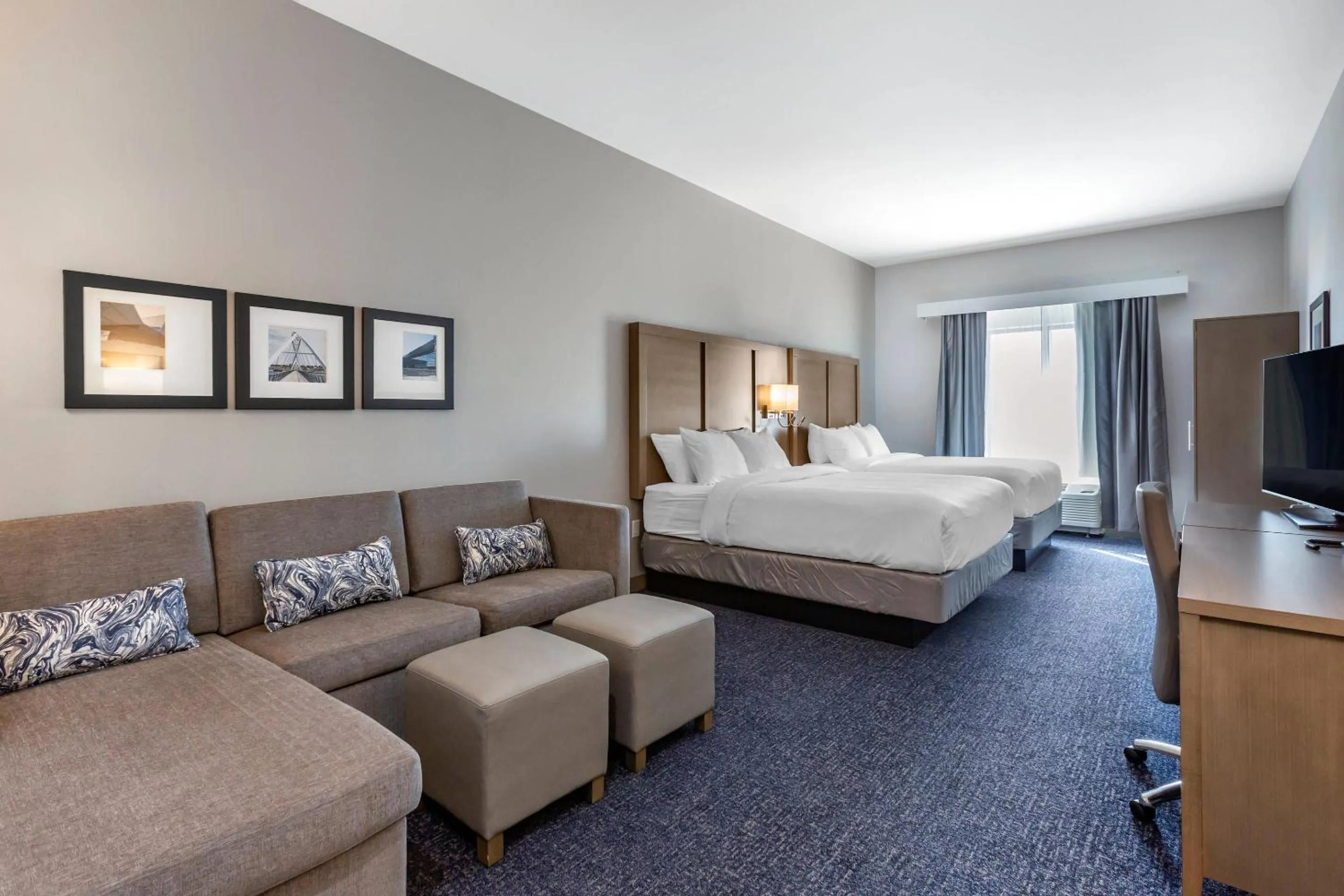 Bedroom, Bed in Comfort Suites Scottsdale Talking Stick Entertainment District