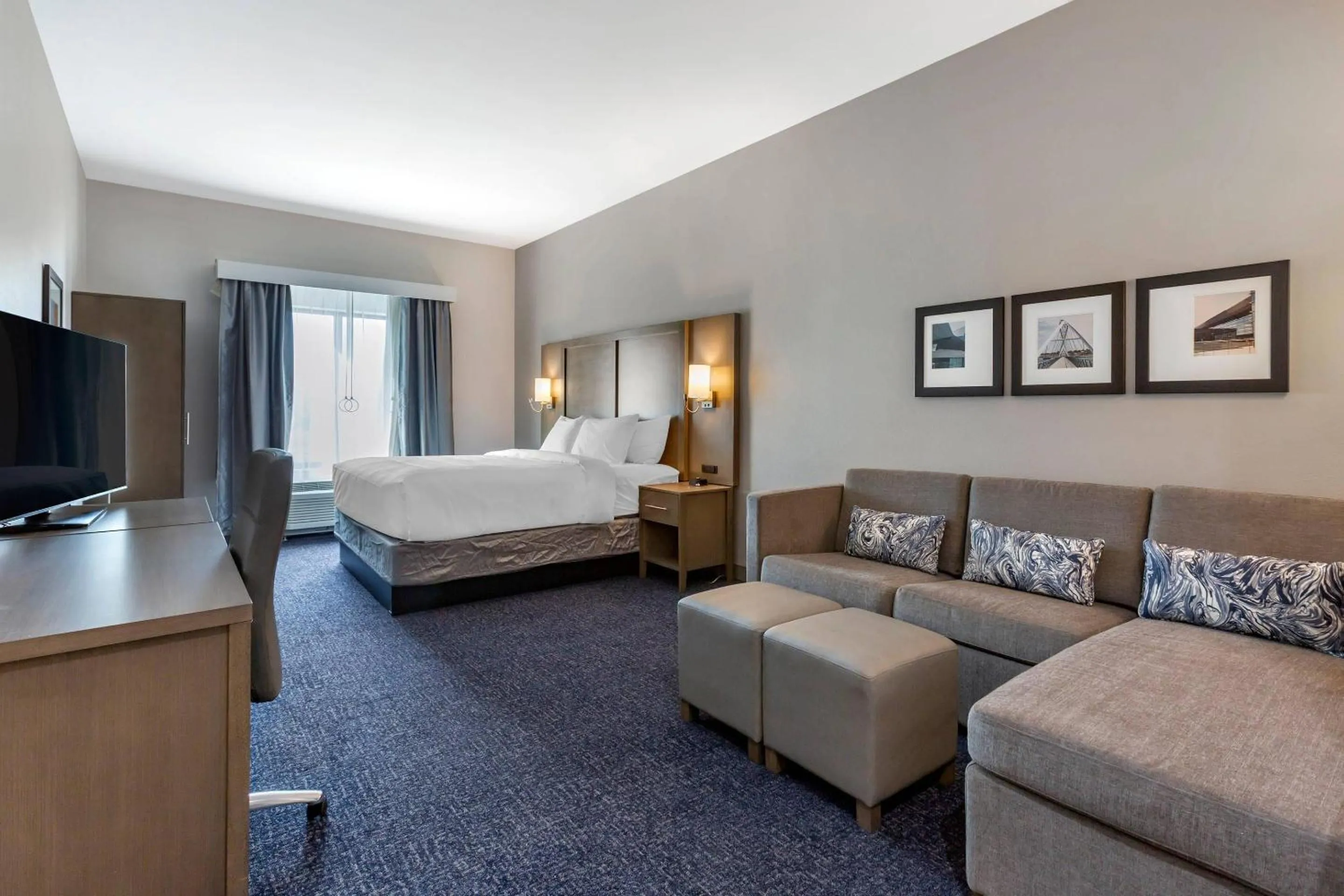 Bedroom, Bed in Comfort Suites Scottsdale Talking Stick Entertainment District