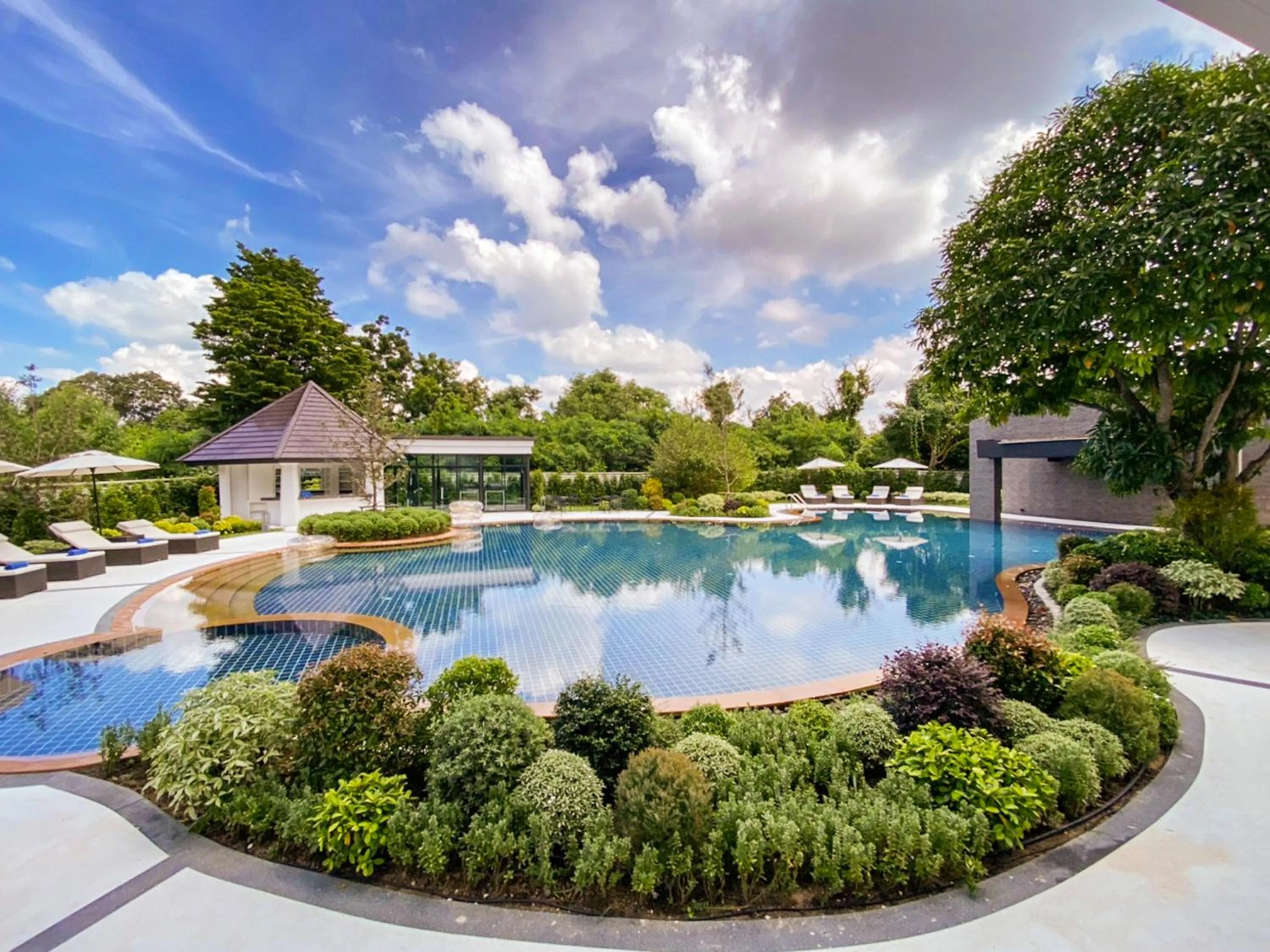 Swimming pool in Manhattan Pattaya Hotel - SHA Extra Plus