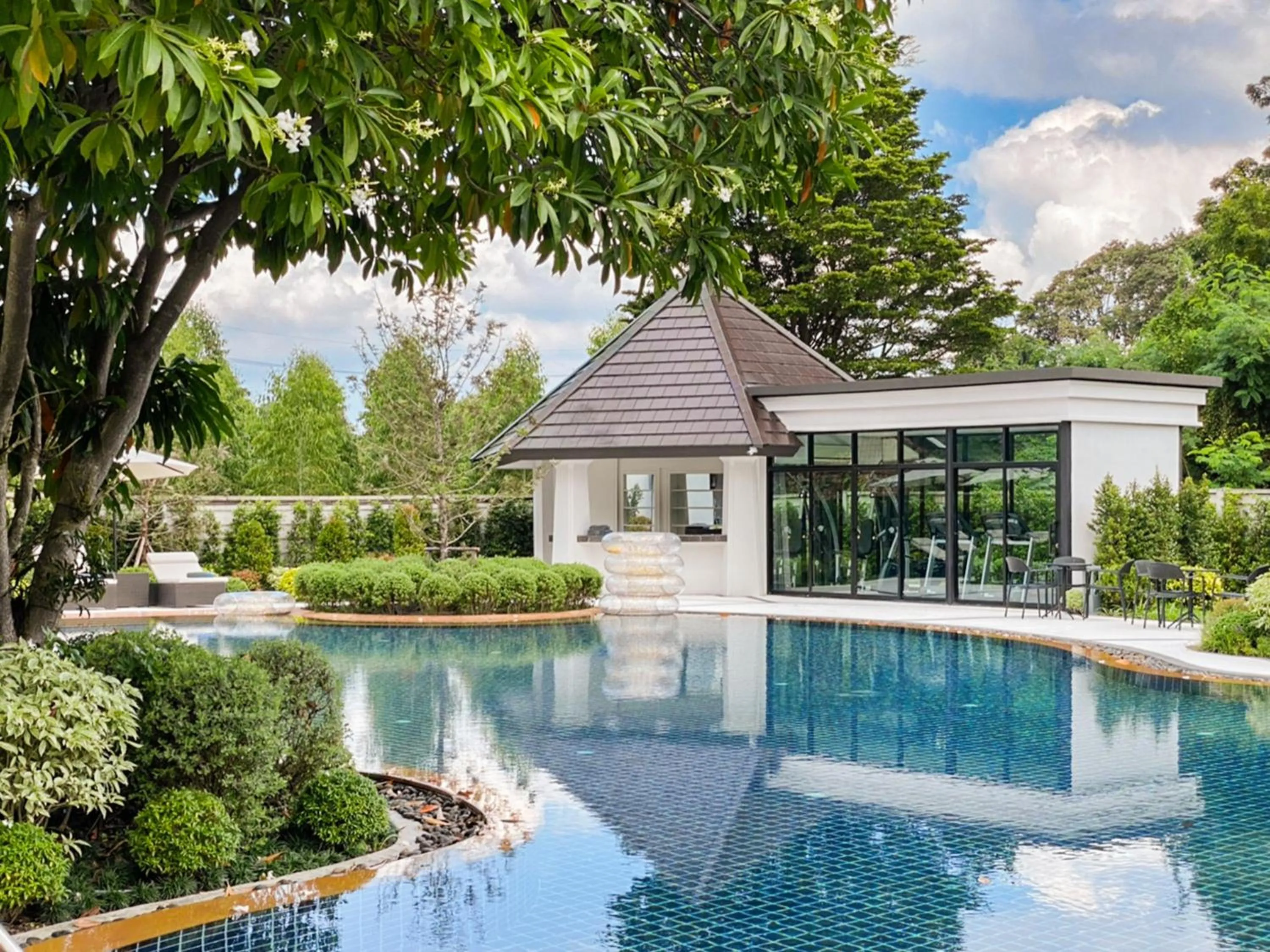 Swimming pool in Manhattan Pattaya Hotel - SHA Extra Plus