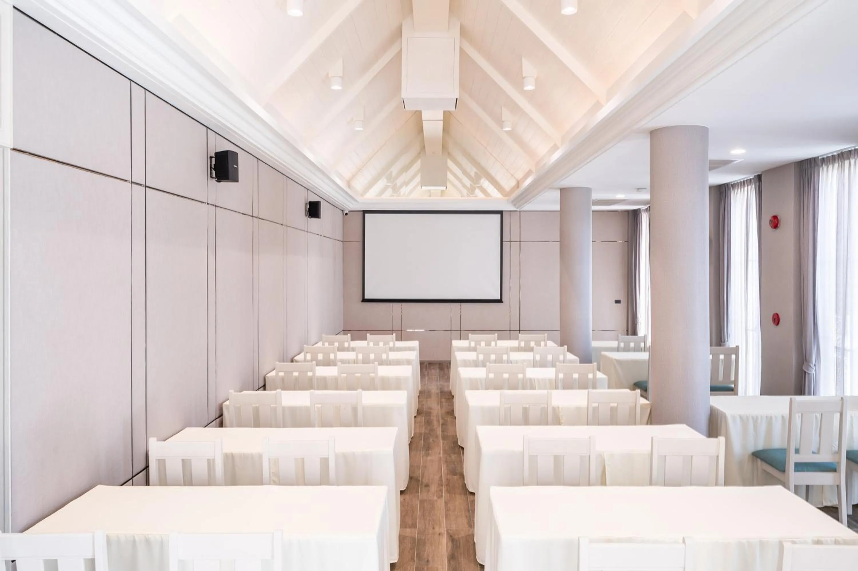 Meeting/conference room in Manhattan Pattaya Hotel - SHA Extra Plus