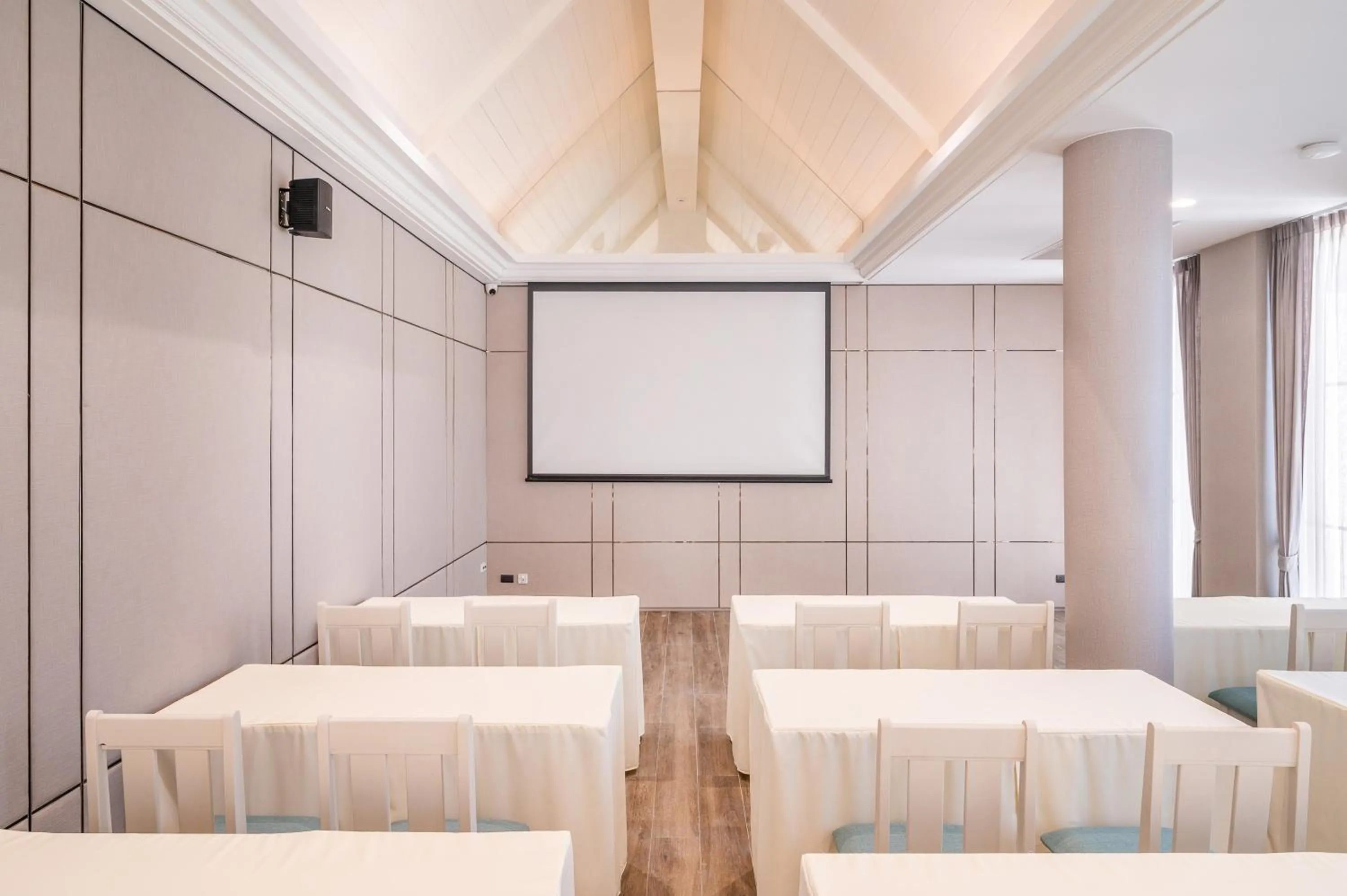 Meeting/conference room in Manhattan Pattaya Hotel - SHA Extra Plus