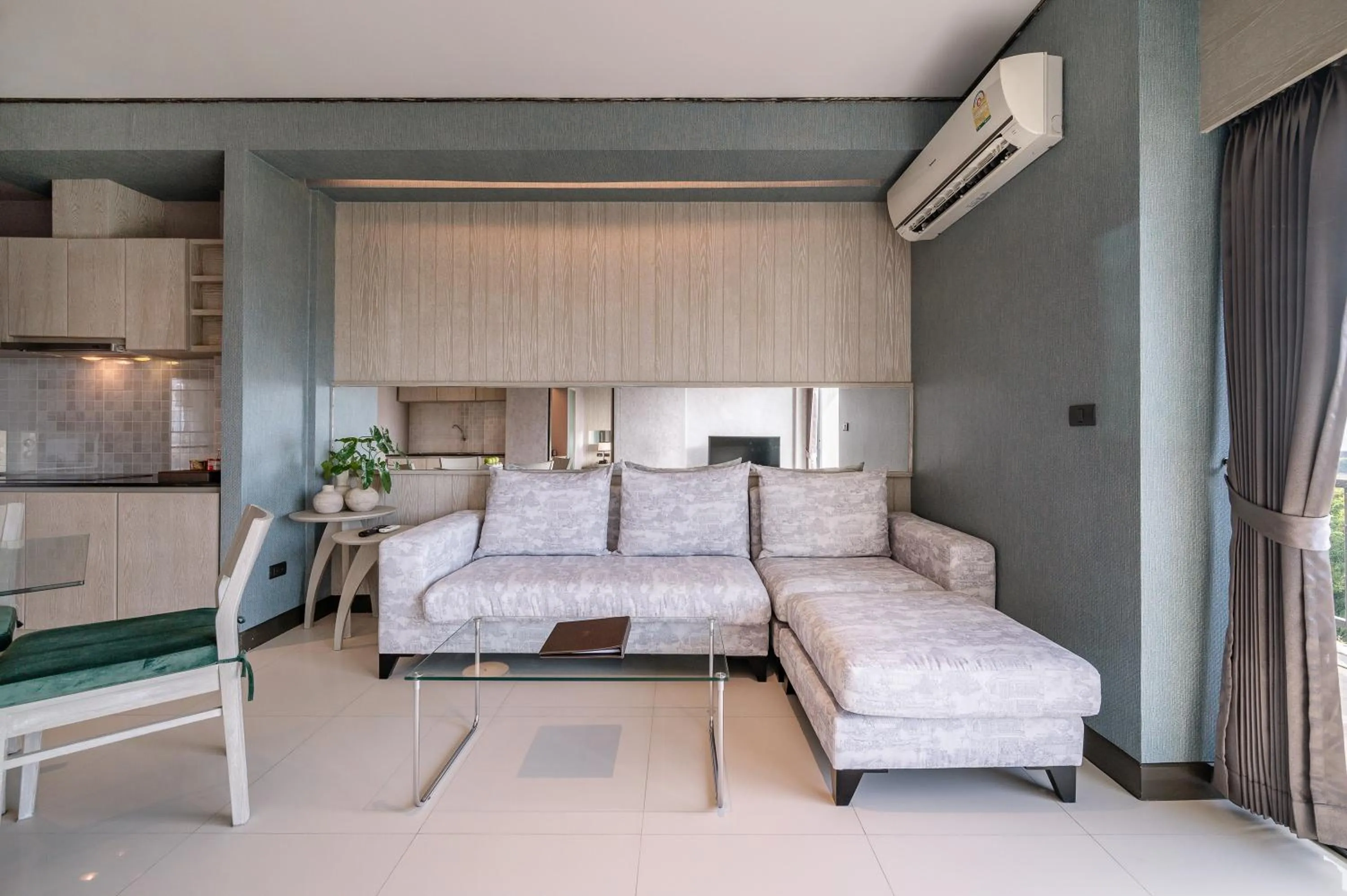 Living room in Manhattan Pattaya Hotel - SHA Extra Plus