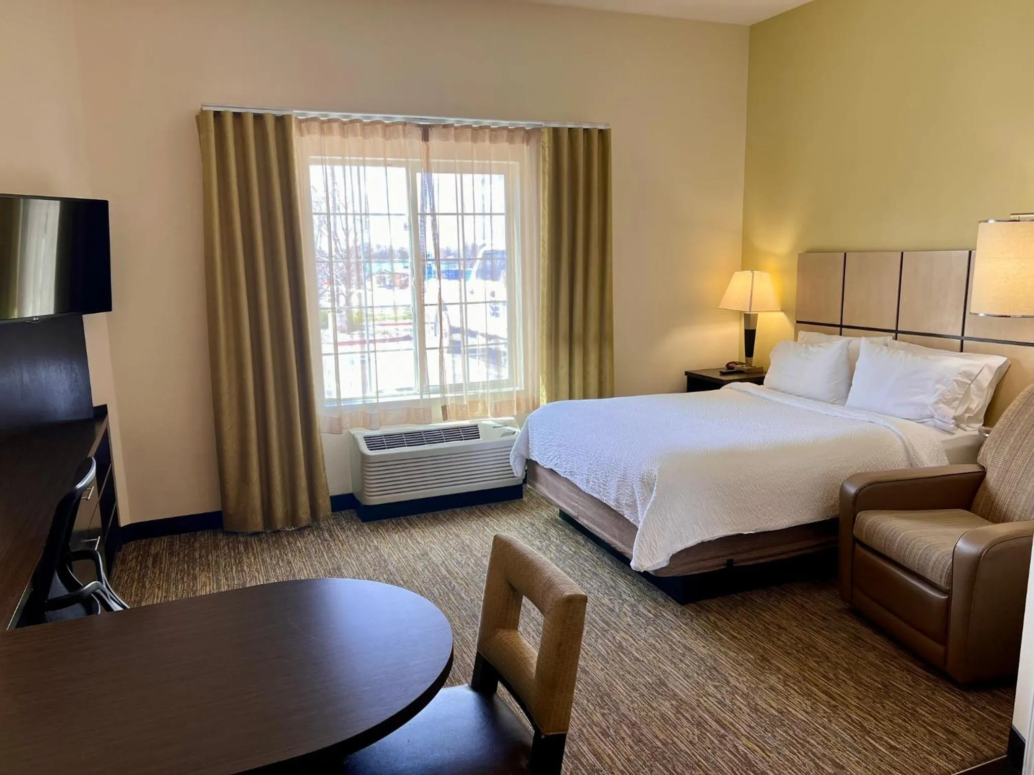 Photo of the whole room, Bed in Candlewood Suites Winnemucca by IHG
