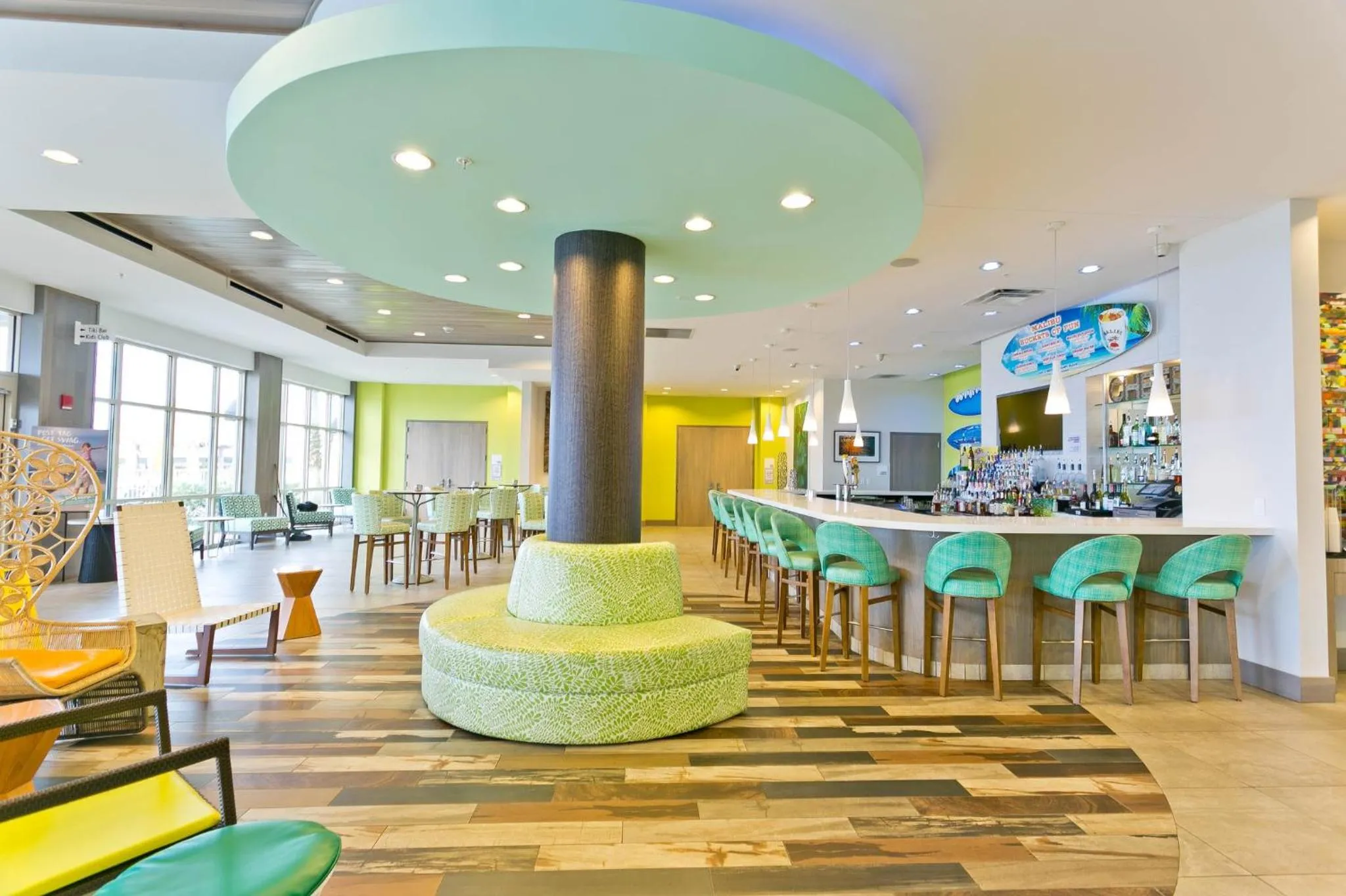 Lounge or bar in Holiday Inn Resort Fort Walton Beach by IHG