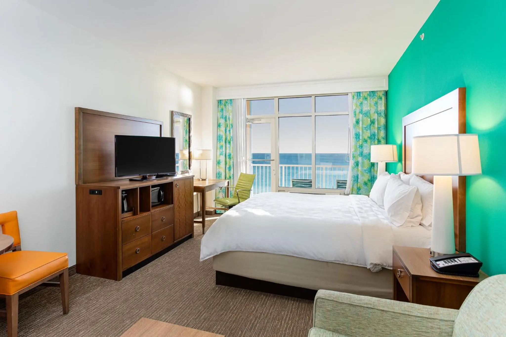Photo of the whole room, Bed in Holiday Inn Resort Fort Walton Beach by IHG