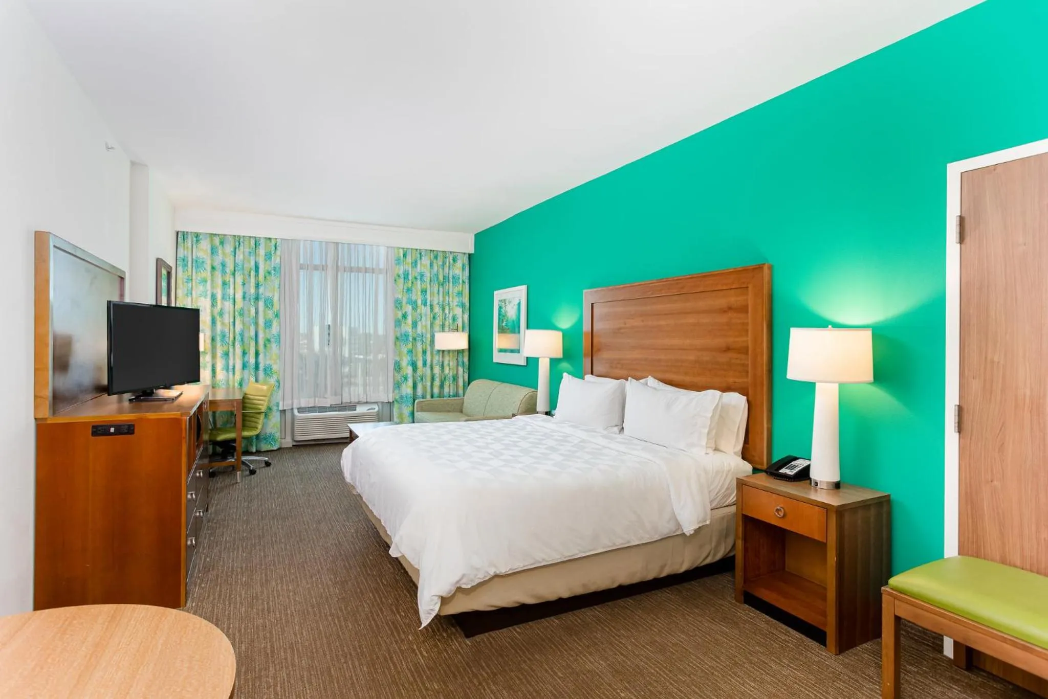 Photo of the whole room, Bed in Holiday Inn Resort Fort Walton Beach by IHG