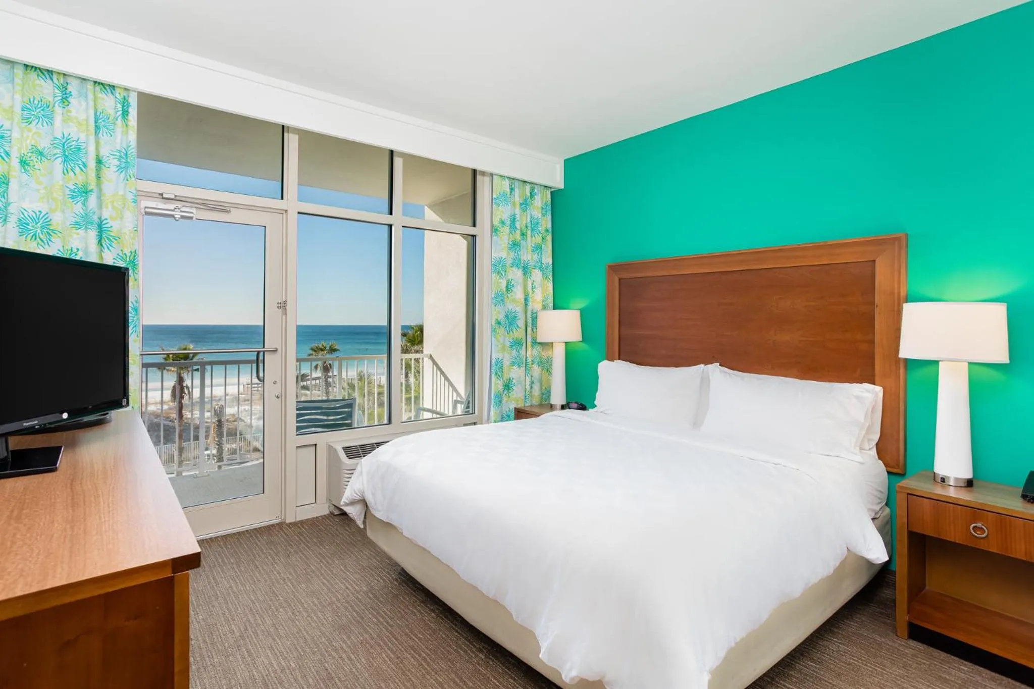 Photo of the whole room, Bed in Holiday Inn Resort Fort Walton Beach by IHG