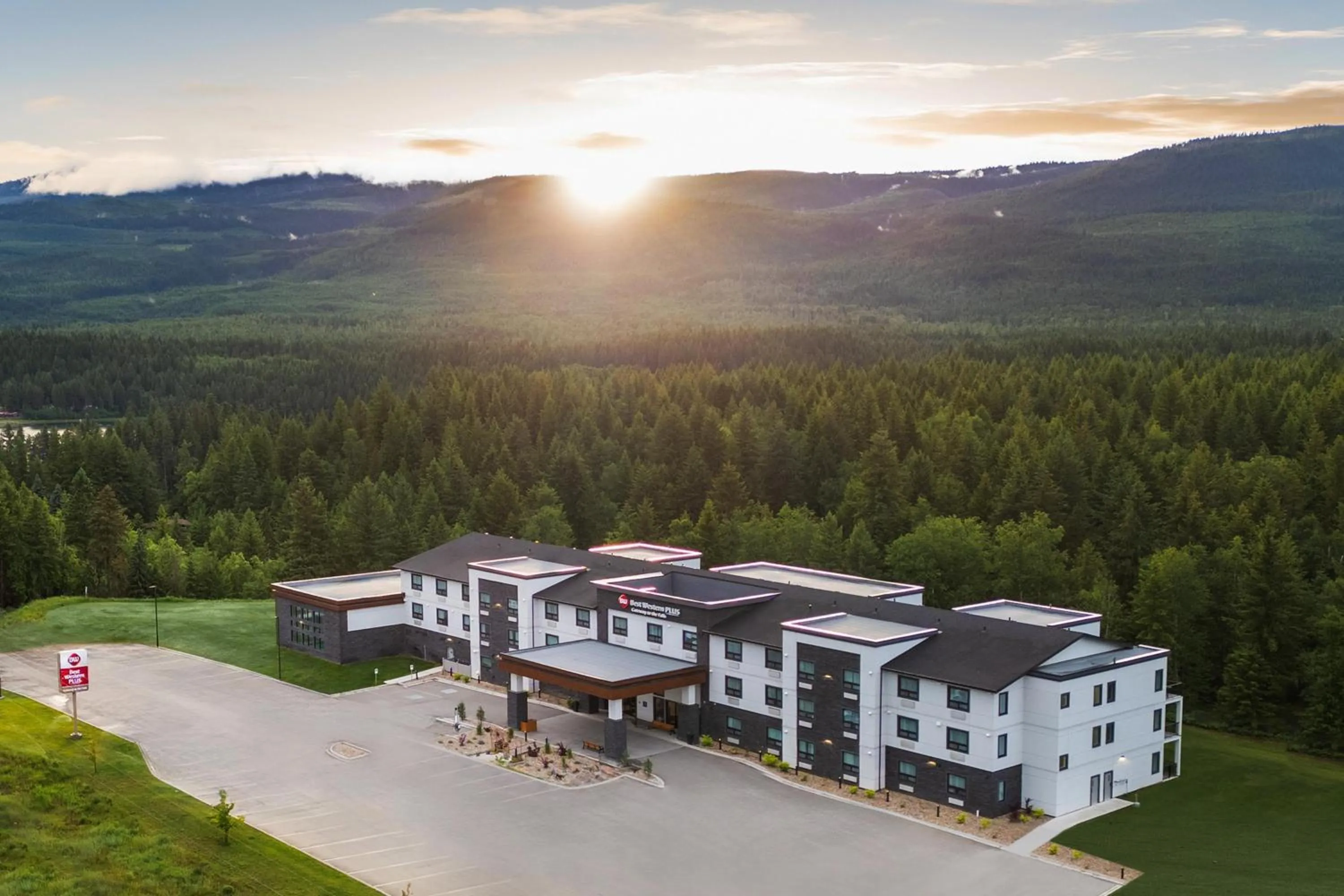 Property building in Best Western Plus Gateway to the Falls