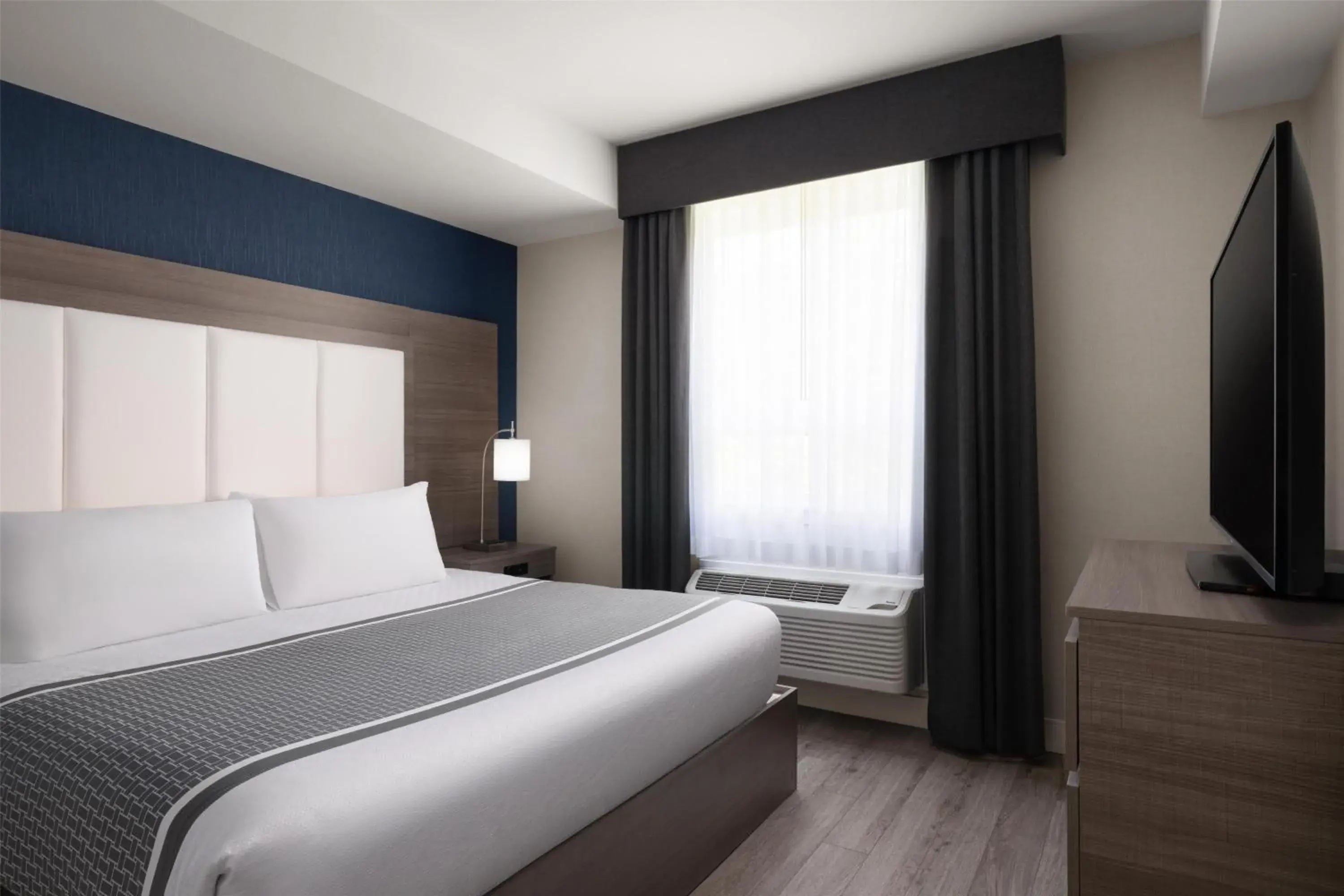 King Room with Kitchenette in Best Western Plus Gateway to the Falls King Room with Kitchenette in Best Western Plus Gateway to the Falls