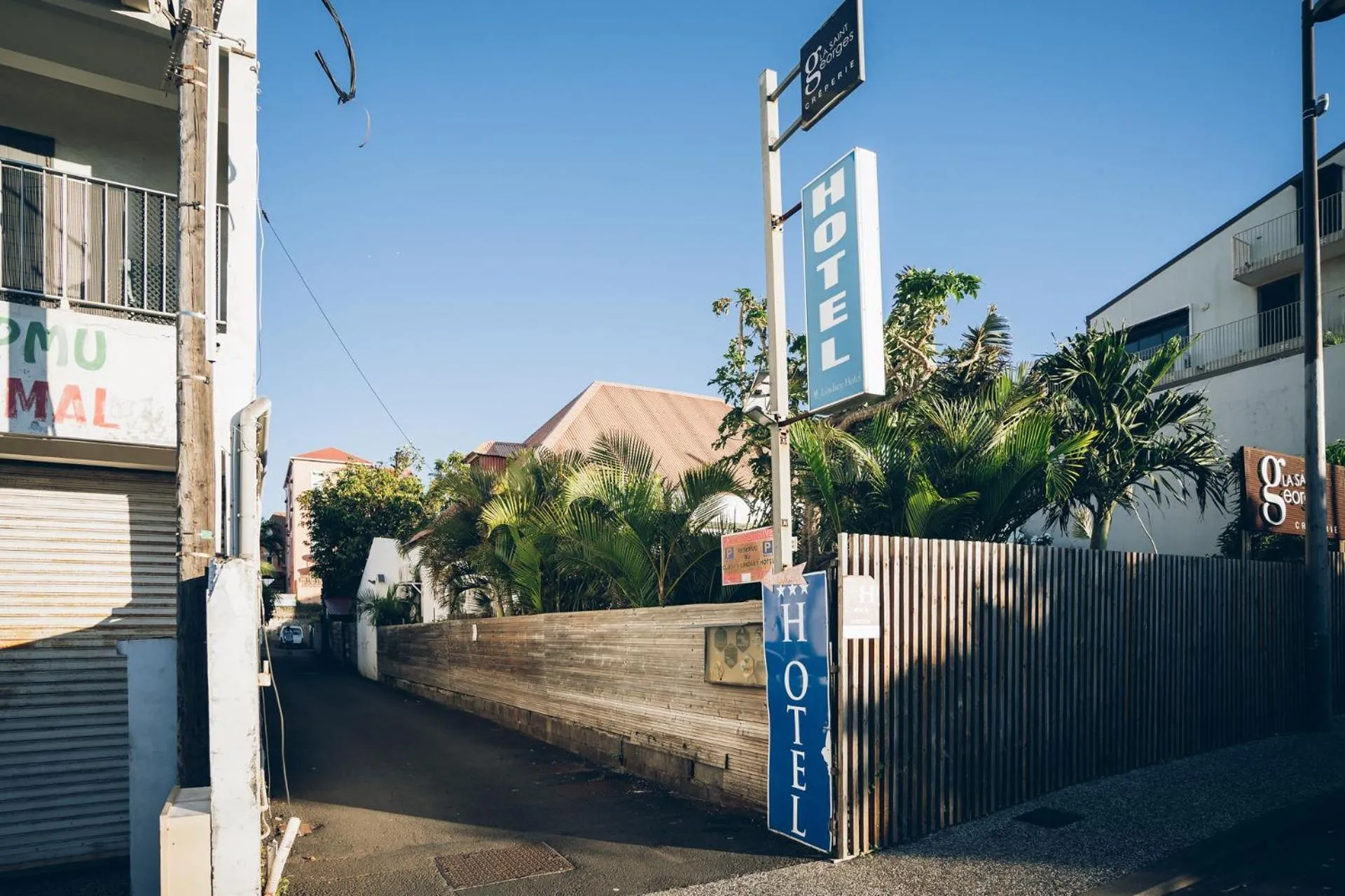Facade/entrance in Lindsey Hôtel